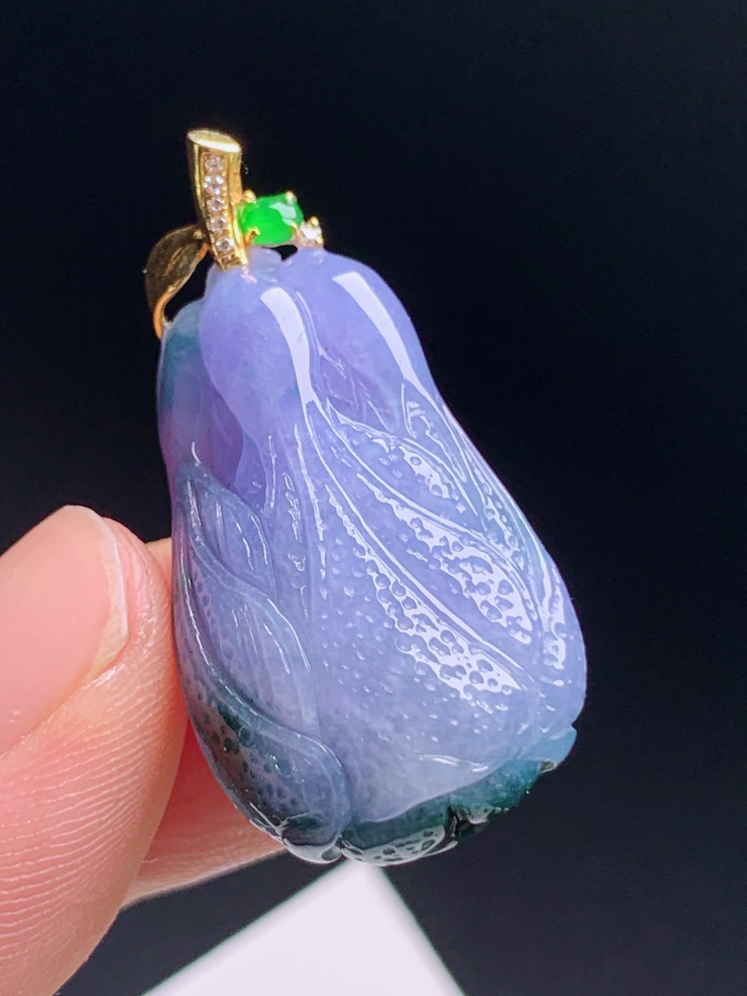 ️ 白菜吊坠，百财浓紫底色飘墨翠意境十足，胶润通透雕工细腻，金镶正阳绿顶珠点缀，温婉雅致寓意金玉满堂