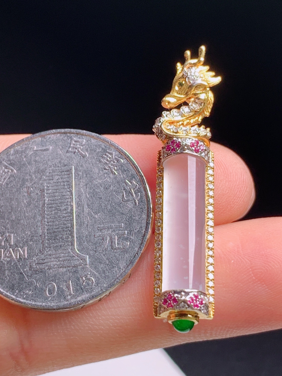 龙柱，玉体通透漫天棉点意境悠远，双色金钻盘龙镶边，底嵌正阳绿珠，步步高升龙腾顺遂 裸石21.5-5.2-3.5 整体38.1-7.6-6.5 480615