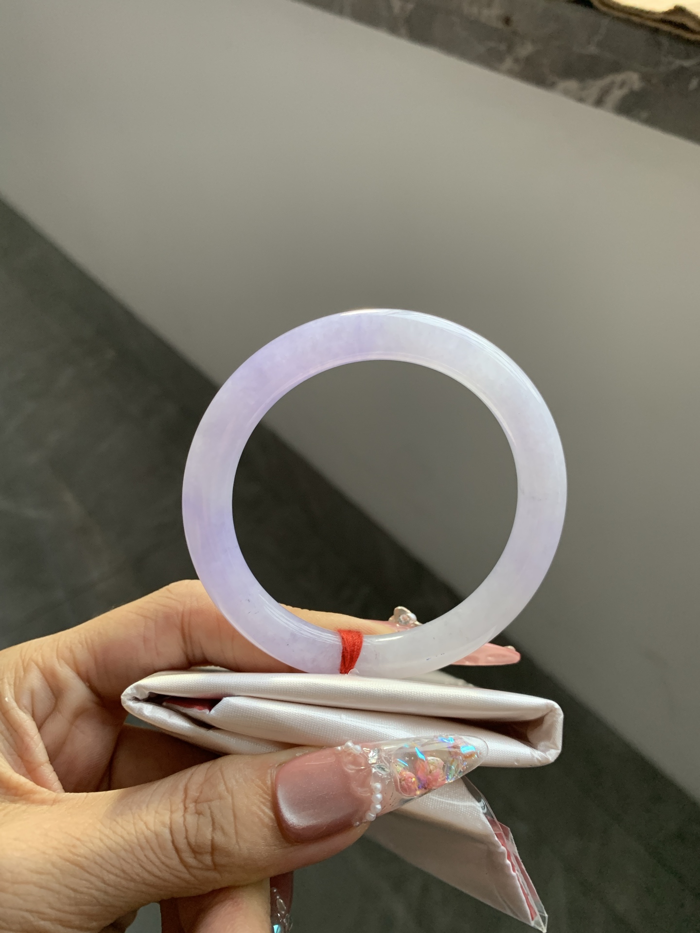 美人条 52.6-8.2-7.5 0617-N1016 打灯细纹，底妆水润，渐变半山半水，吸睛抢眼，浪漫迷人，仙气飘飘，优雅高贵显气质，感满满，满满底色均匀不失色，不同光线不一样视觉感受