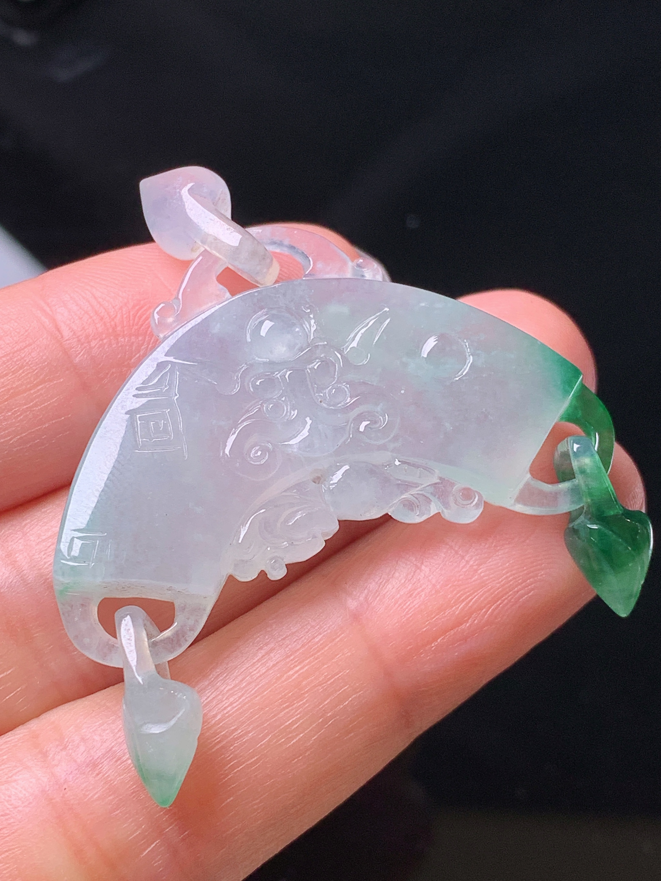 冰飘绿同心锁吊坠 玉质细腻 色泽艳丽清新 整体尺寸46*38.5*6 f4
