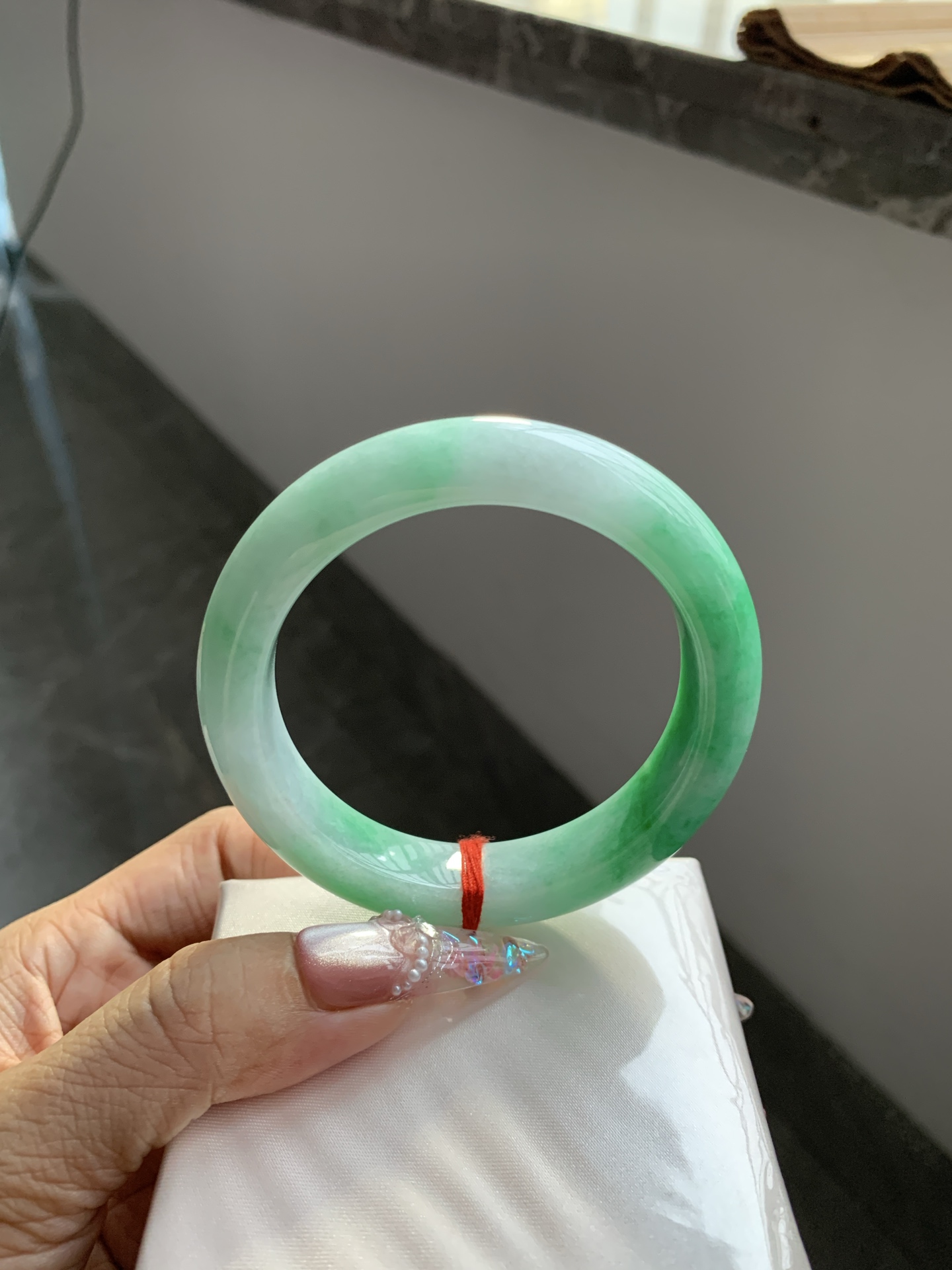 白底青正圈 55.9-9-11.8 0617-FF-3236 打灯多处细纹，底妆水润，半圈阳绿鲜艳青翠，半山半水特色，一镯两戴。