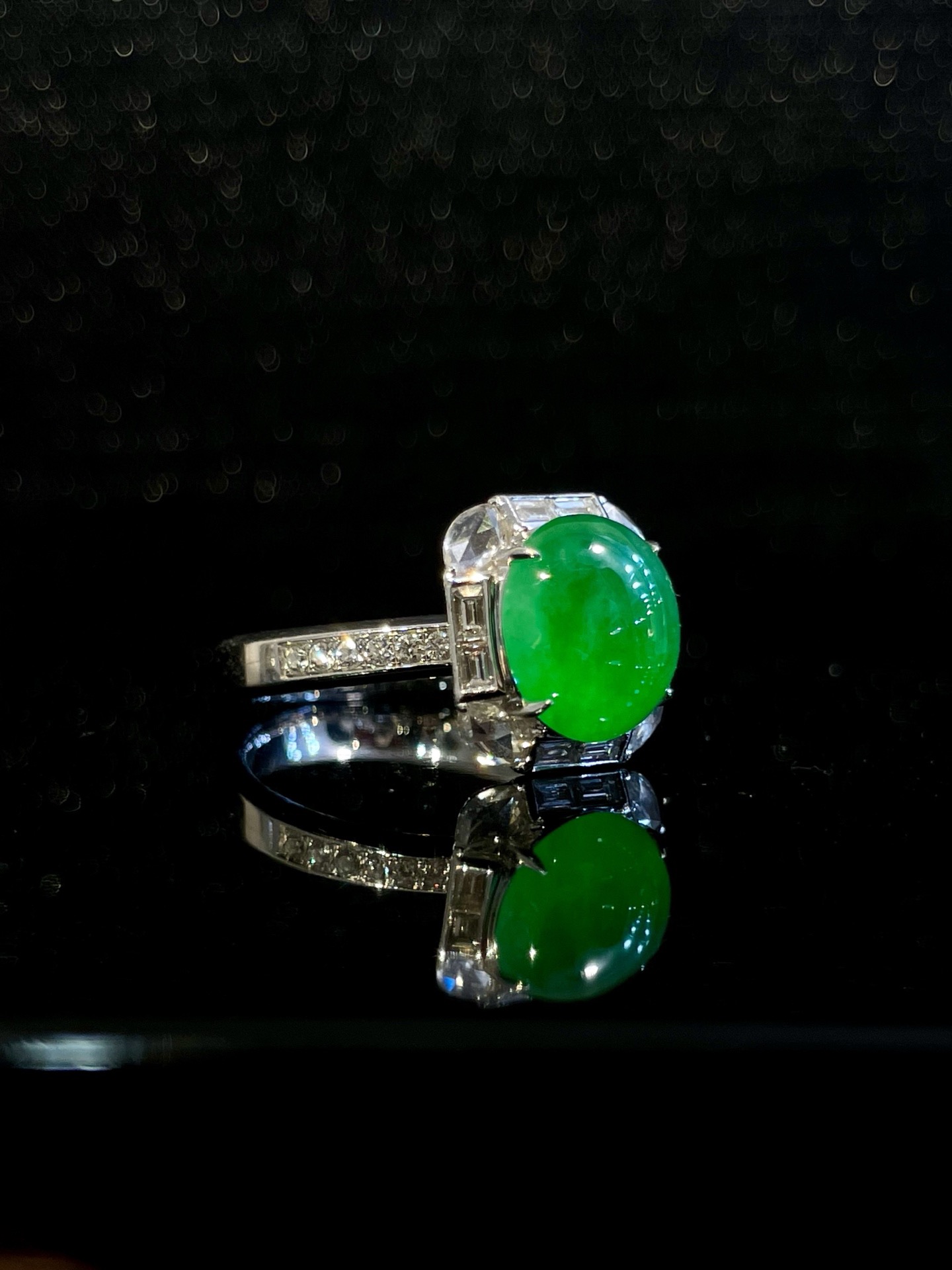 18K阳绿蛋戒指 浓艳满色，艳而不妖，经典方围设计，钻石璀璨利落，是东方雅韵与现代奢华的融合 尺寸：整体12.5*11.8*9.7裸石10.1*9.2