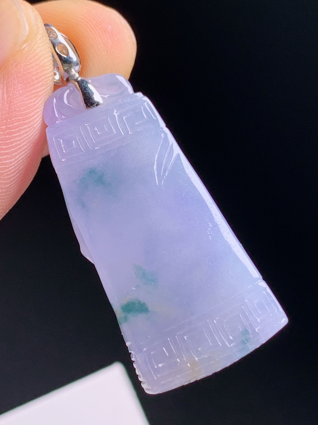 ️  浓紫飘绿梅花无事牌吊坠，紫底柔和带鲜翠，浮雕梅花古韵回纹，冰润胶感古韵雅致，梅开五福平安吉祥 裸石33.7-16.5-6.5 整体41.3 680615