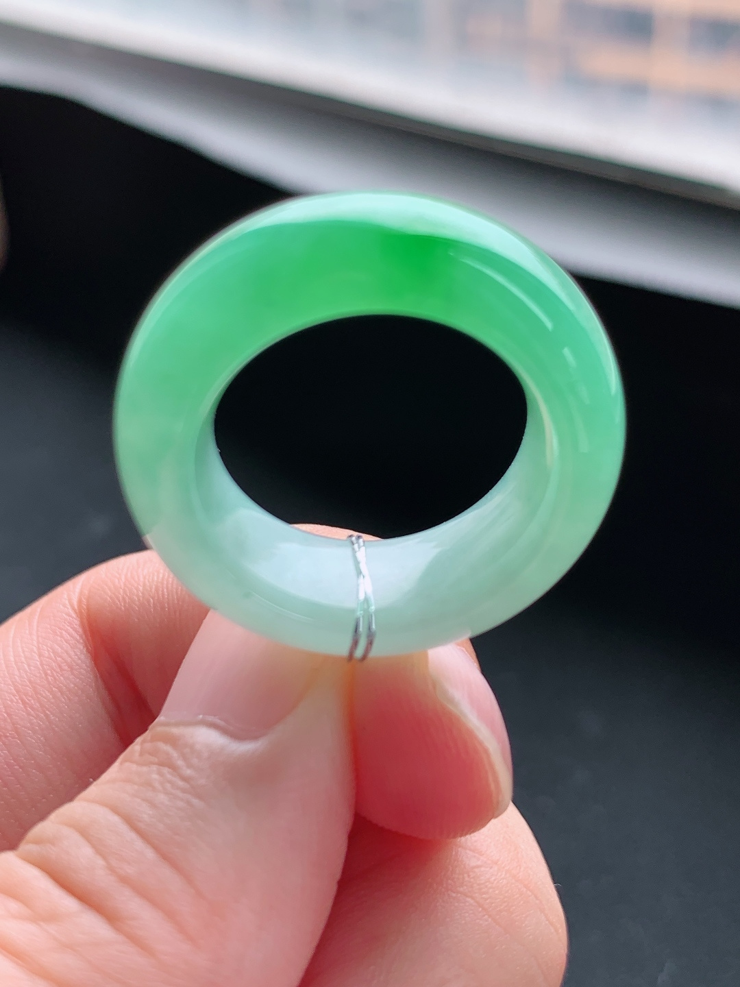冰种绿指环戒圈，翠色鲜亮水润起胶，上手显贵简约大气 自然光拍摄 010615
