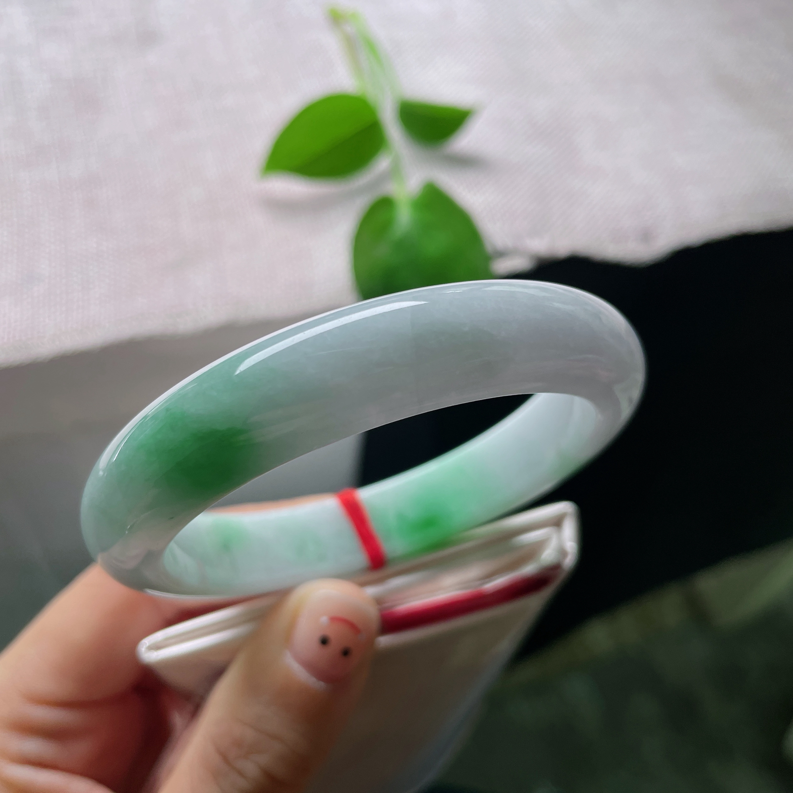 58.6/12.5/8.4，飘绿正圈，白底青，水润细腻，种老，佩戴显贵气，经典，皮纹，ss53842a..