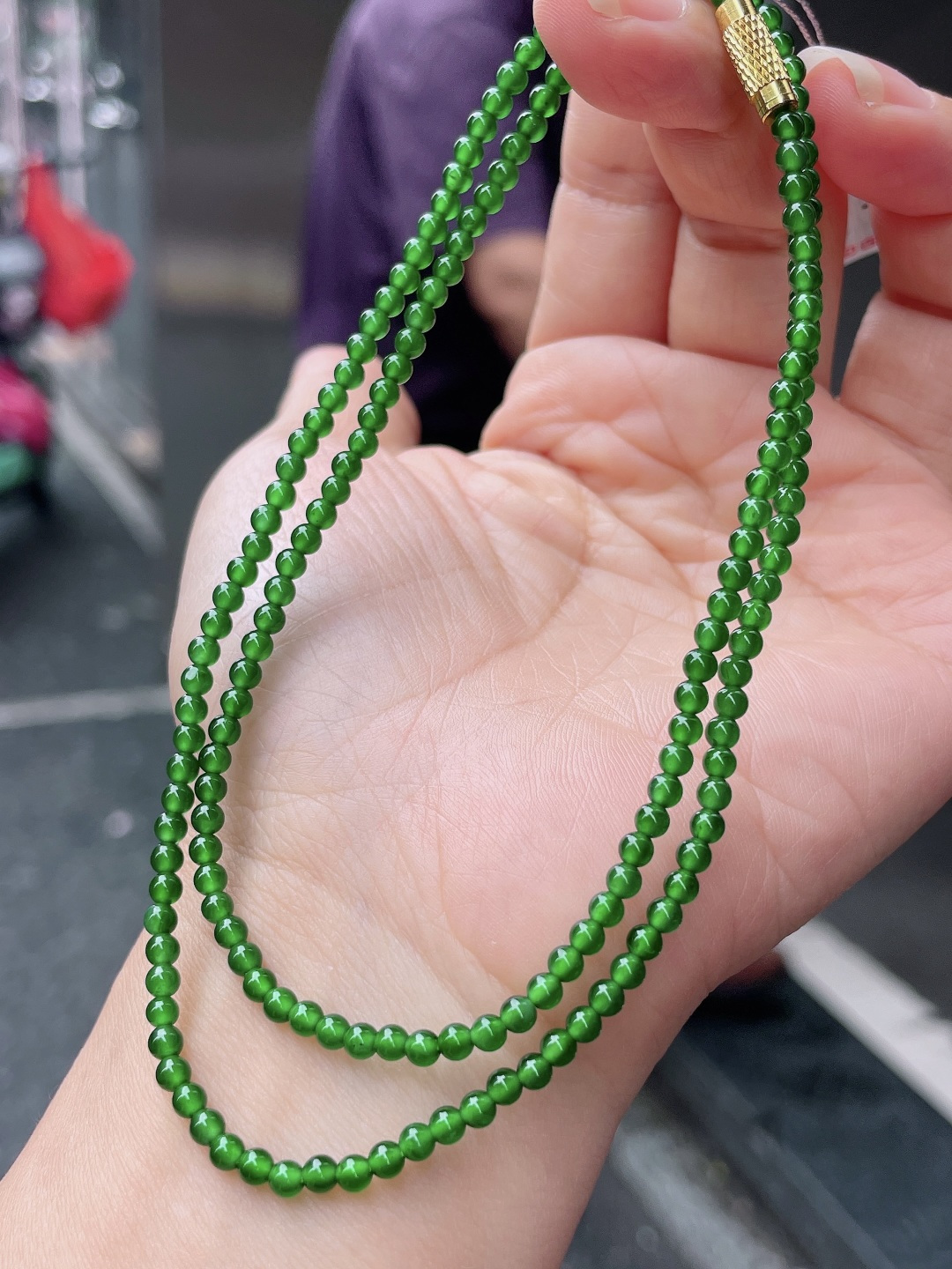 冰种辣绿珠链 色泽艳丽，珠圆玉润 尺寸：3，180颗