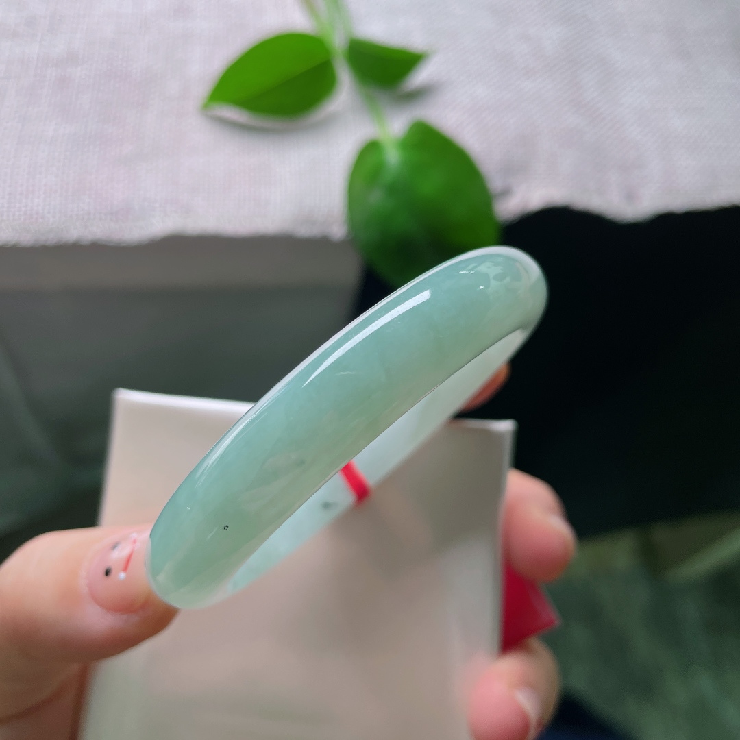 52.1/11.1/7.1，浅绿底正圈，腕间多了几分清雅之气，水润，底子细腻，无裂，ss54688a