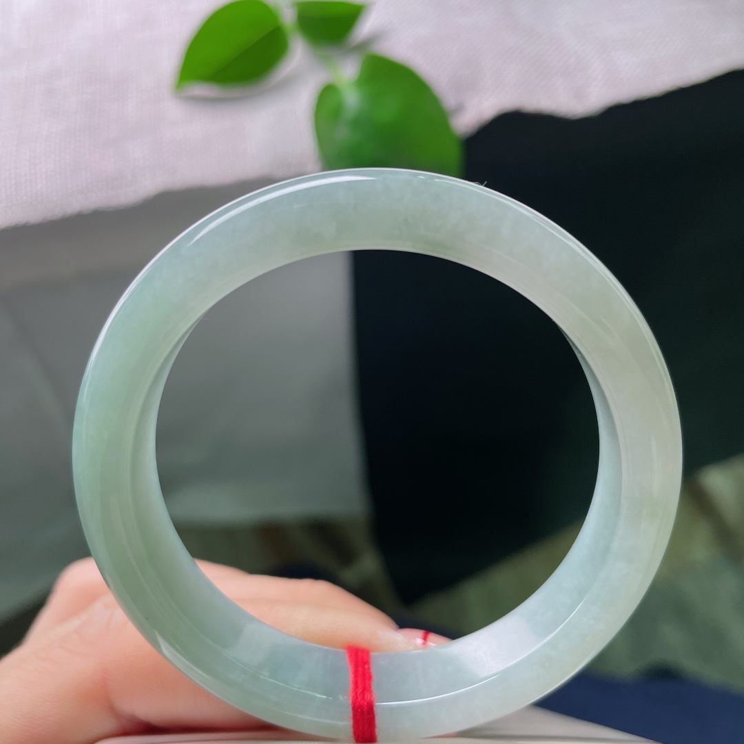 52.1/11.1/7.1，浅绿底正圈，腕间多了几分清雅之气，水润，底子细腻，无裂，ss54688a