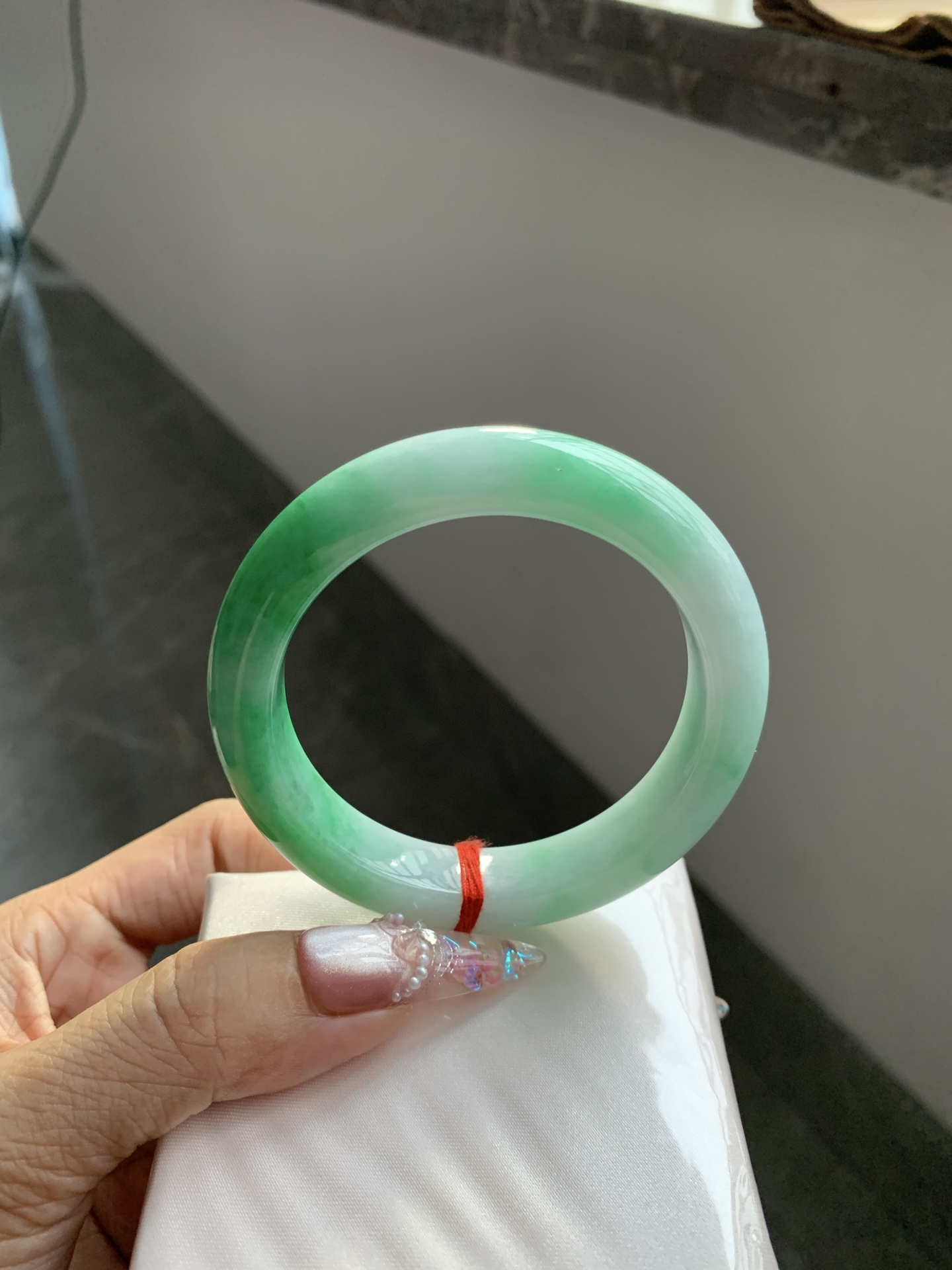白底青正圈 55.9-9-11.8 0617-FF-3236 打灯多处细纹，底妆水润，半圈阳绿鲜艳青翠，半山半水特色，一镯两戴。