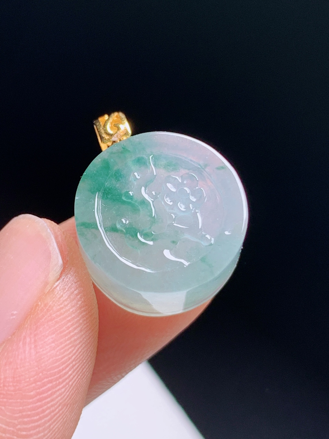 冰透胶润雕工细腻，金镶简约扣头，梅开五福清雅别致，小众不撞款