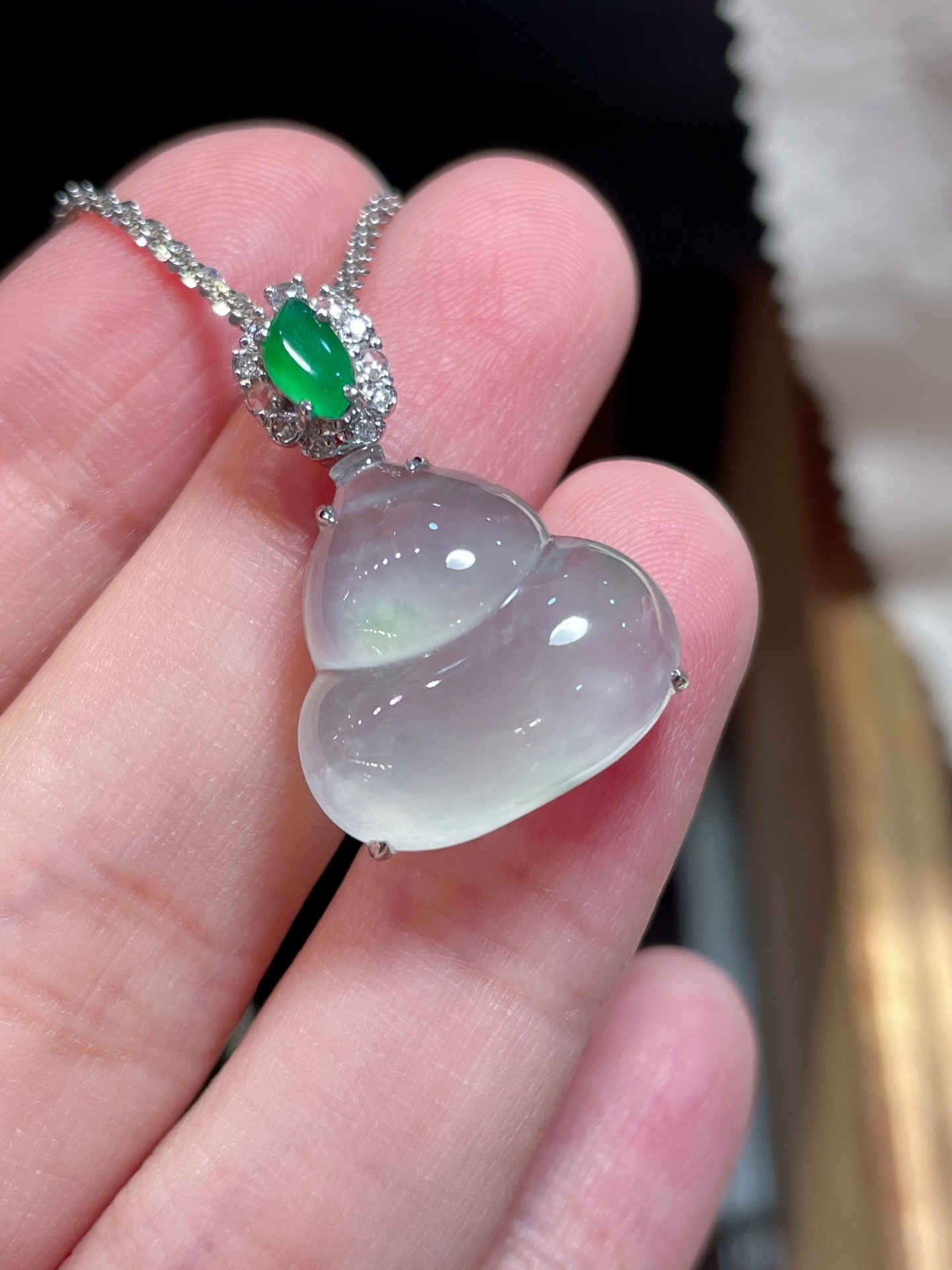 ️ 翡翠冰种飘花葫芦吊坠，起荧光，种水好好裸石很饱满，专挑好品相，18k镶嵌，17.2-17.8-6.7