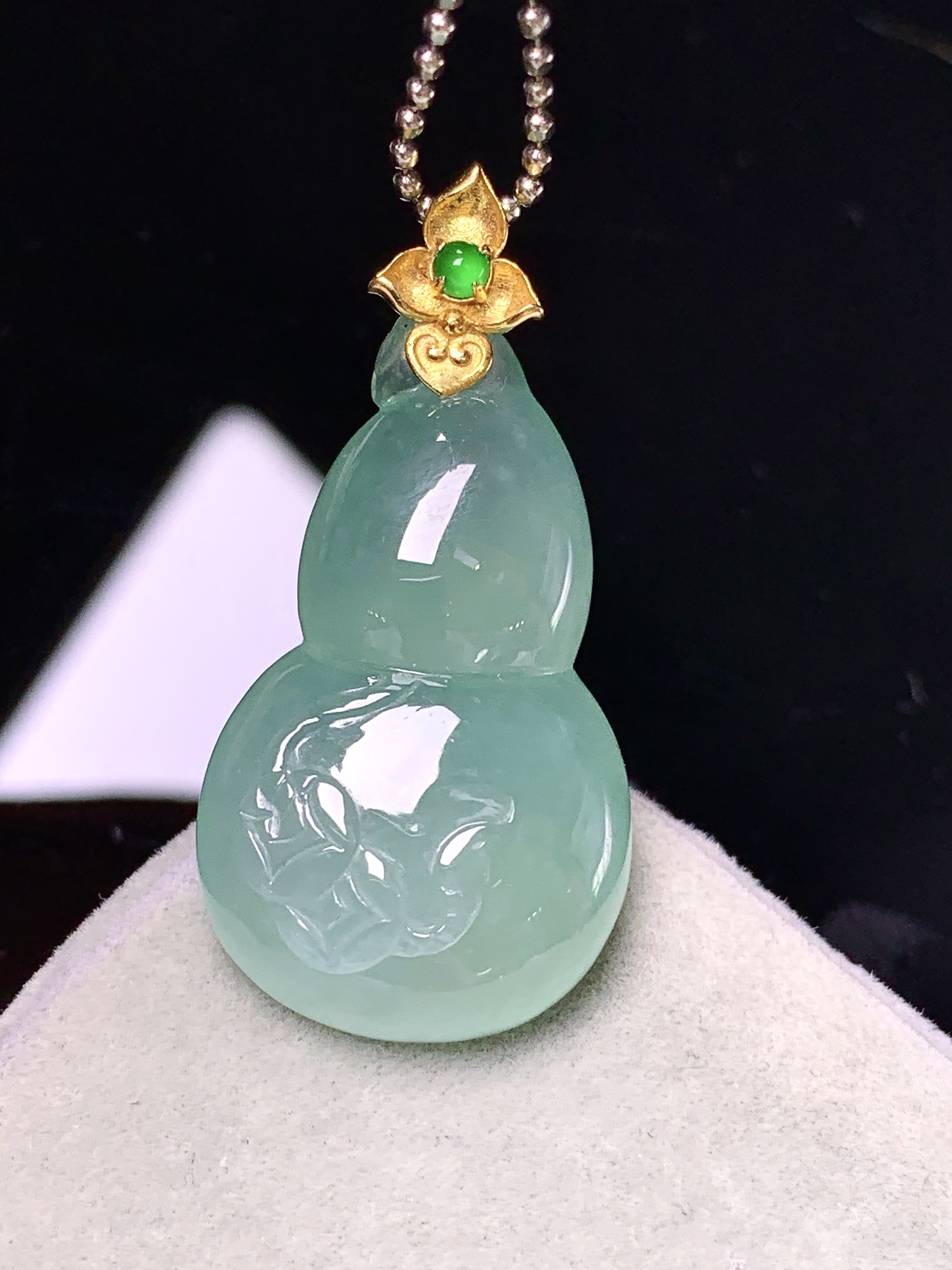 18k金镶嵌冰种晴绿葫芦吊坠 玉质细腻 色泽艳丽清新 整体尺寸32.3*16*7 m1