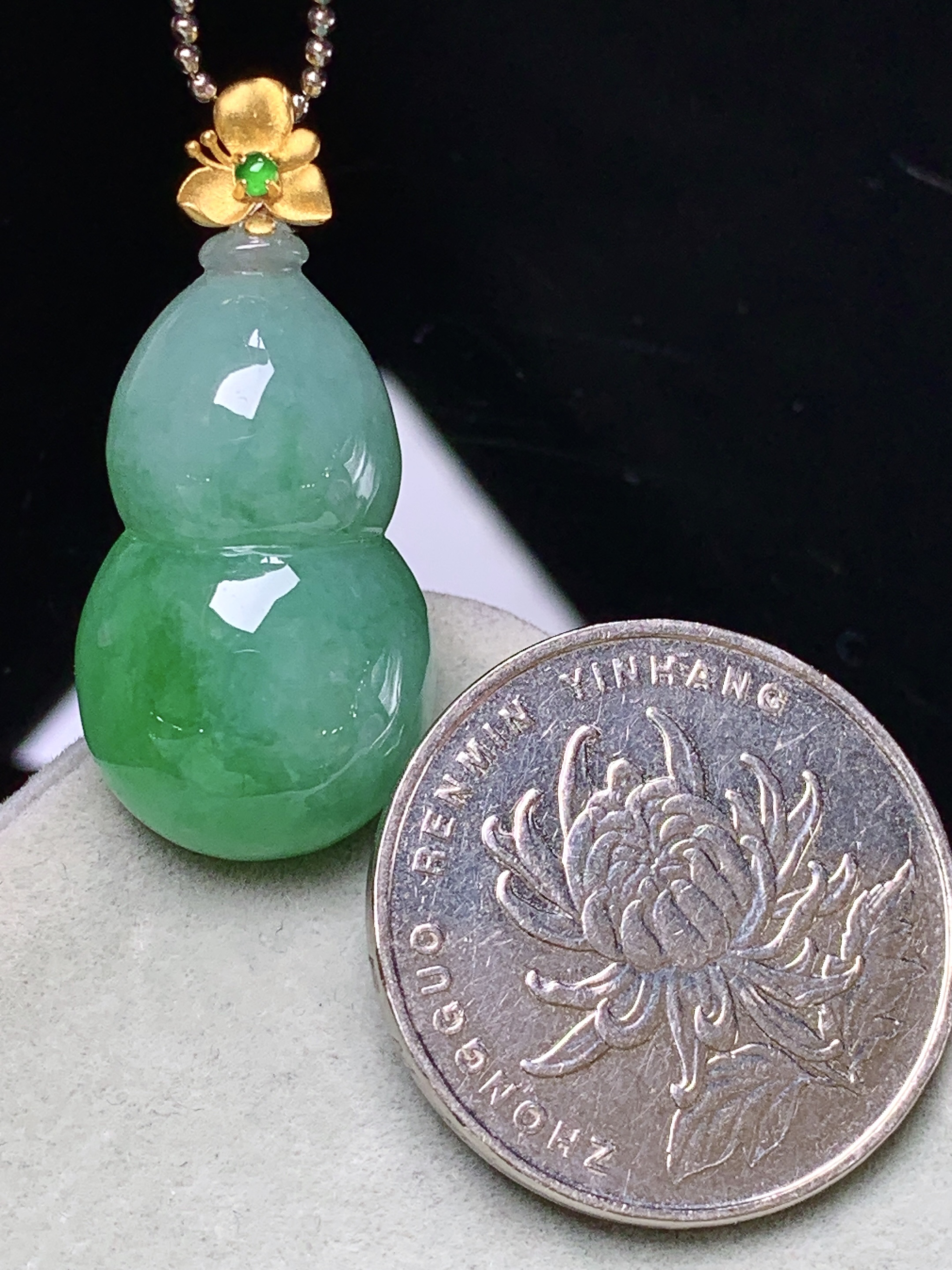 18k金镶嵌飘绿葫芦吊坠 玉质细腻 色泽艳丽清新 整体尺寸32.2*15*8 a3