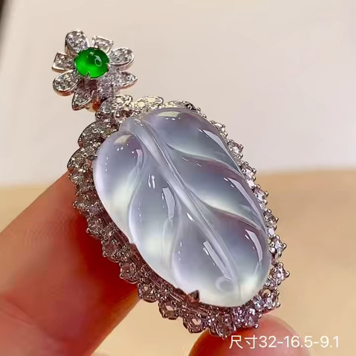 收藏精品 18k金+钻玻璃种树叶吊坠，种好细腻起荧光，款式时尚百搭，性比高，无裂，32-16.5-9
