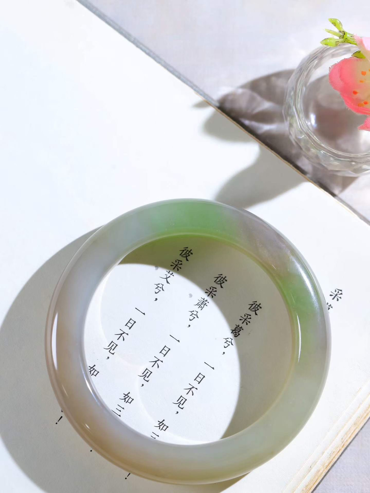 （一见倾心.手镯）

精品️和田玉三色手镯，玉质温润细腻 油性十足 手感舒适，高华雅逸，线条流畅，简约大气，美自天成，素雅高贵。佩戴于腕间，婉约之美，，举手投足间透出那低调奢华。重68.25克  内径56.5mm 尺寸12.3-11mm FDL-79601600