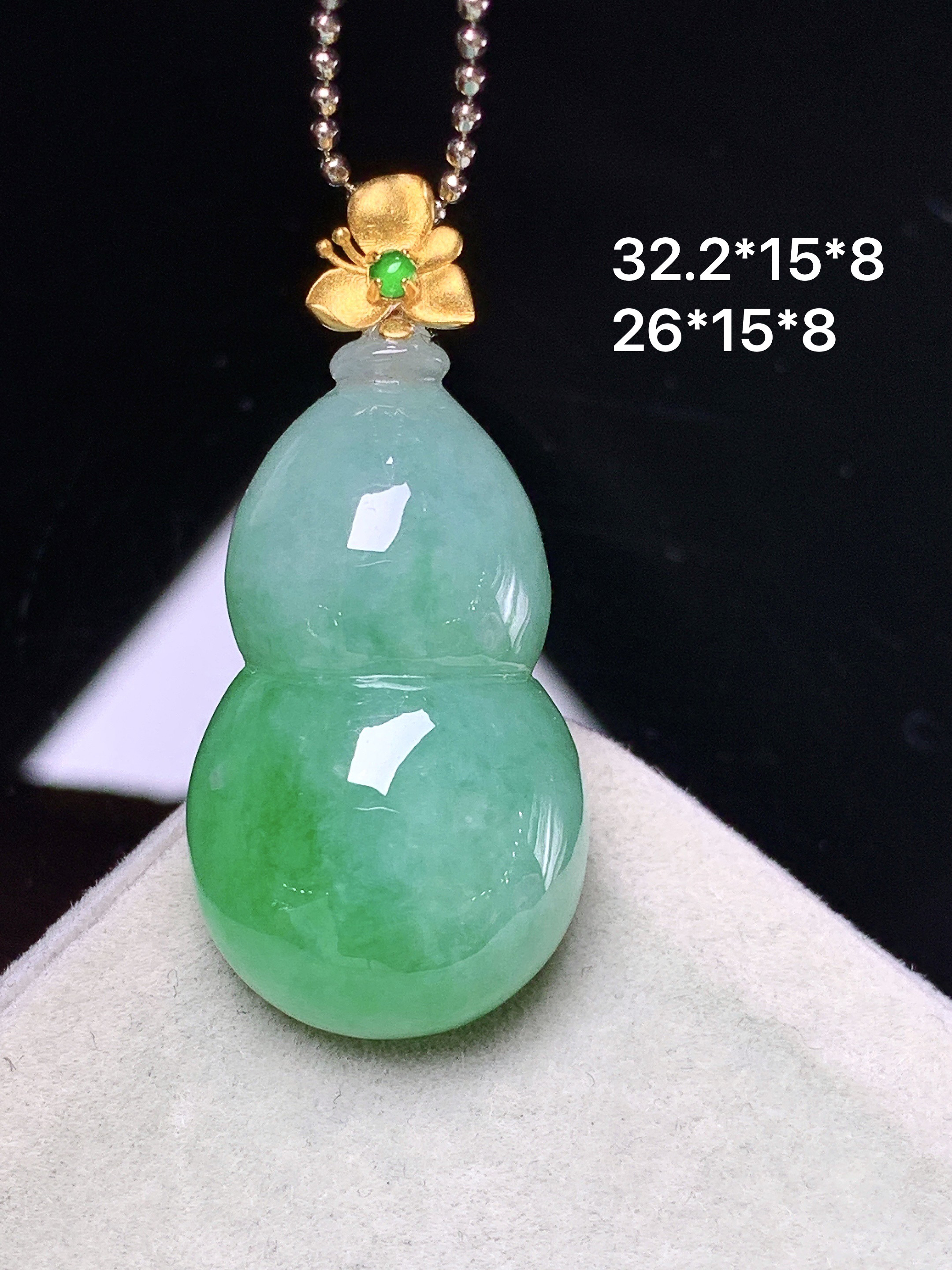 18k金镶嵌飘绿葫芦吊坠 玉质细腻 色泽艳丽清新 整体尺寸32.2*15*8 a3