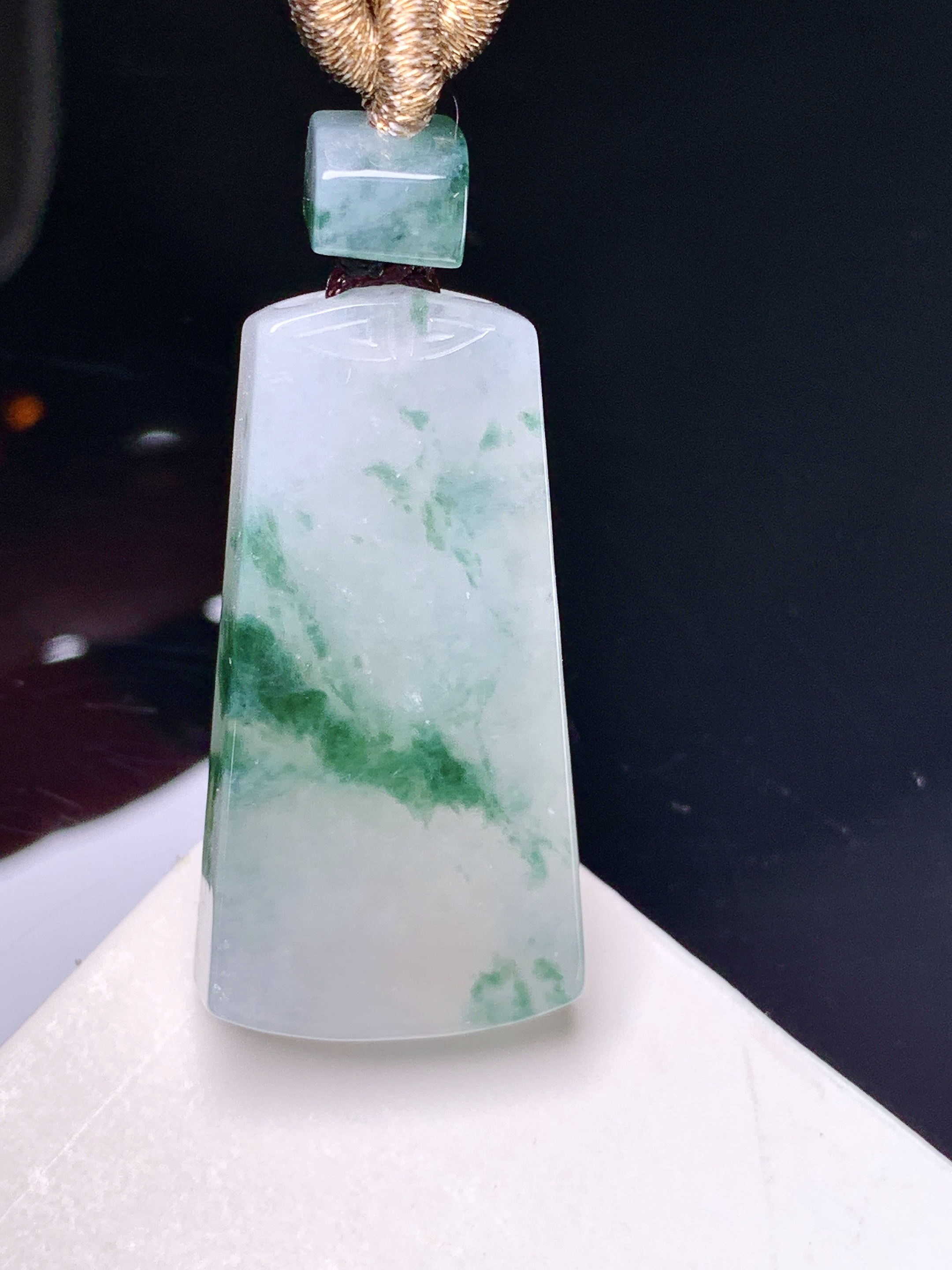 飘绿无事牌吊坠 玉质细腻 色泽艳丽清新 整体尺寸32*16.6*5.8 e1