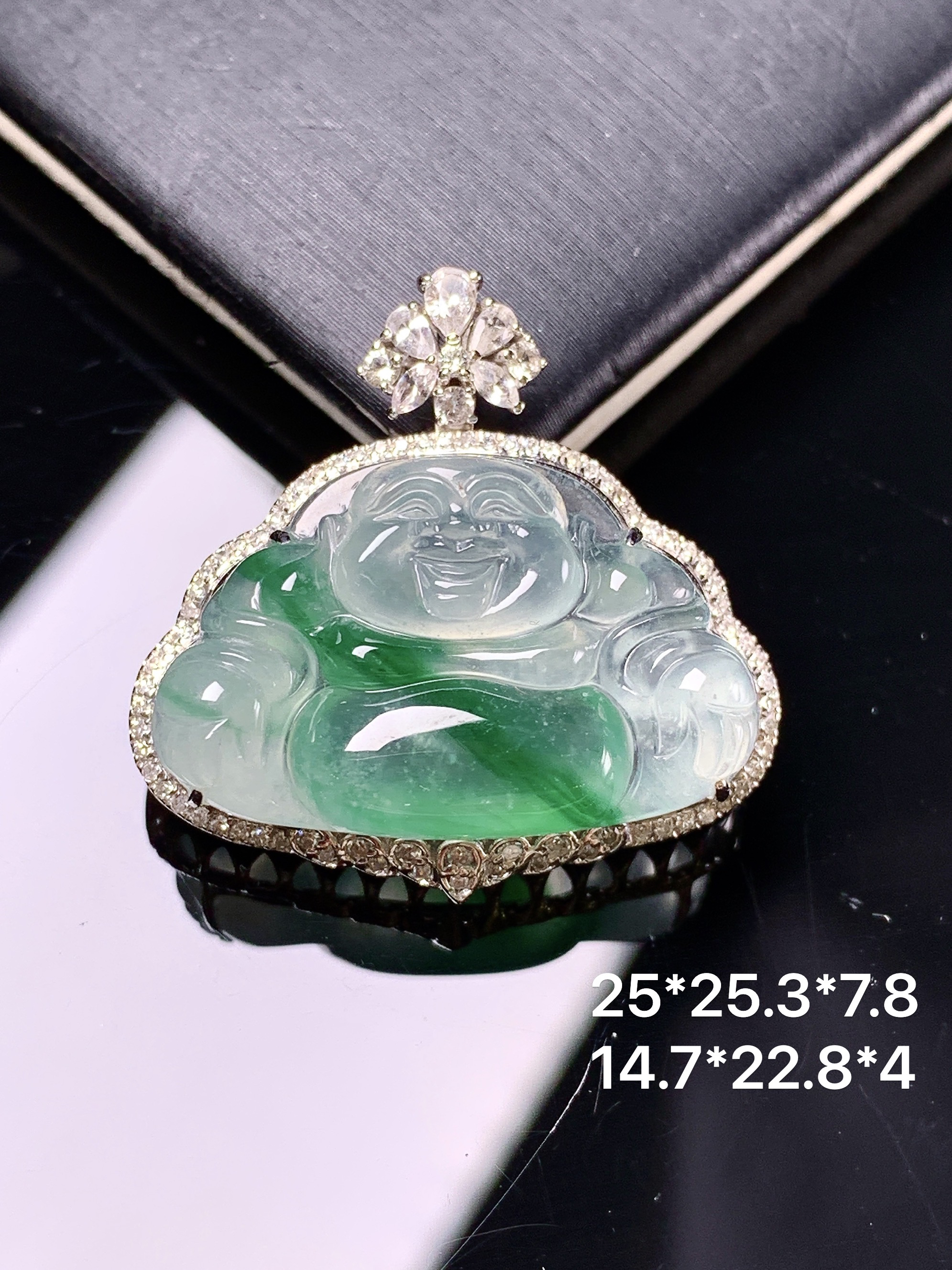 18k金钻镶嵌飘绿佛公吊坠 玉质细腻 色泽艳丽清新 整体尺寸25*25.3*7.8 s2