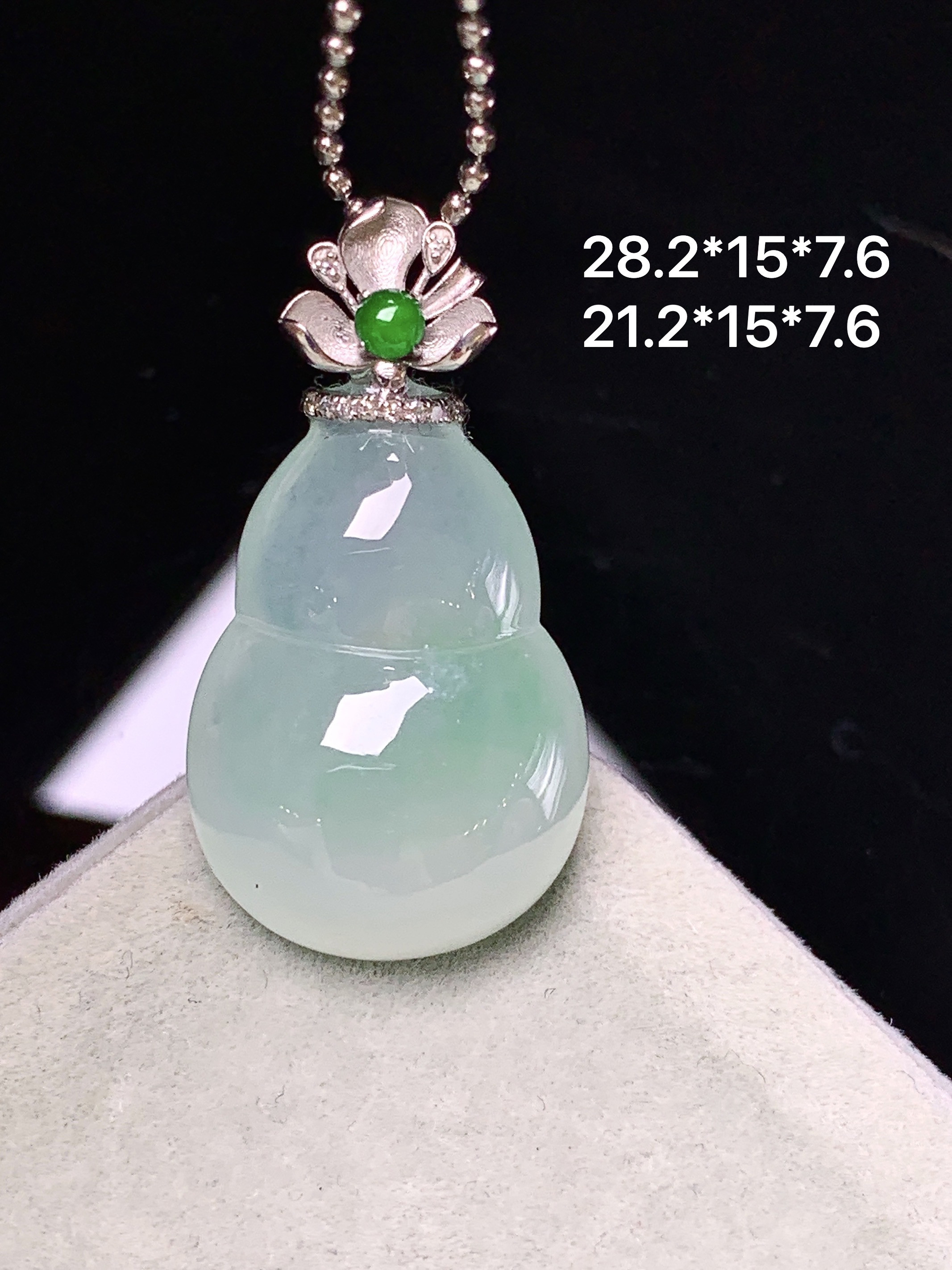 18k金钻镶嵌冰种葫芦吊坠 玉质细腻 色泽艳丽清新 整体尺寸28.2*15*7.6 a3
