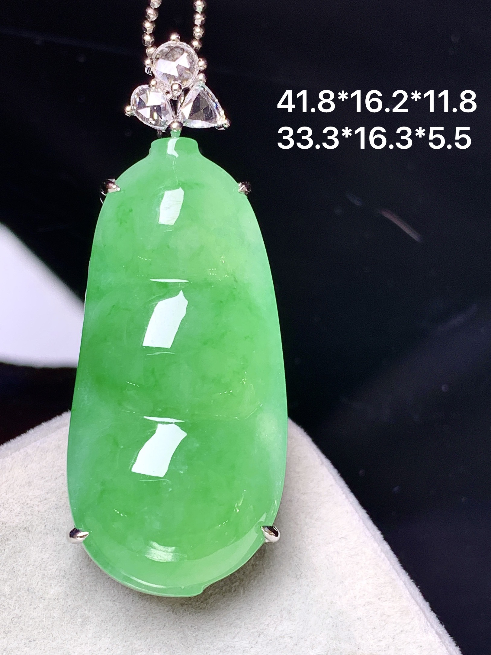 18k金钻镶嵌阳绿四季豆吊坠 玉质细腻 色泽艳丽清新 整体尺寸41.8*16.2*11.8 j2