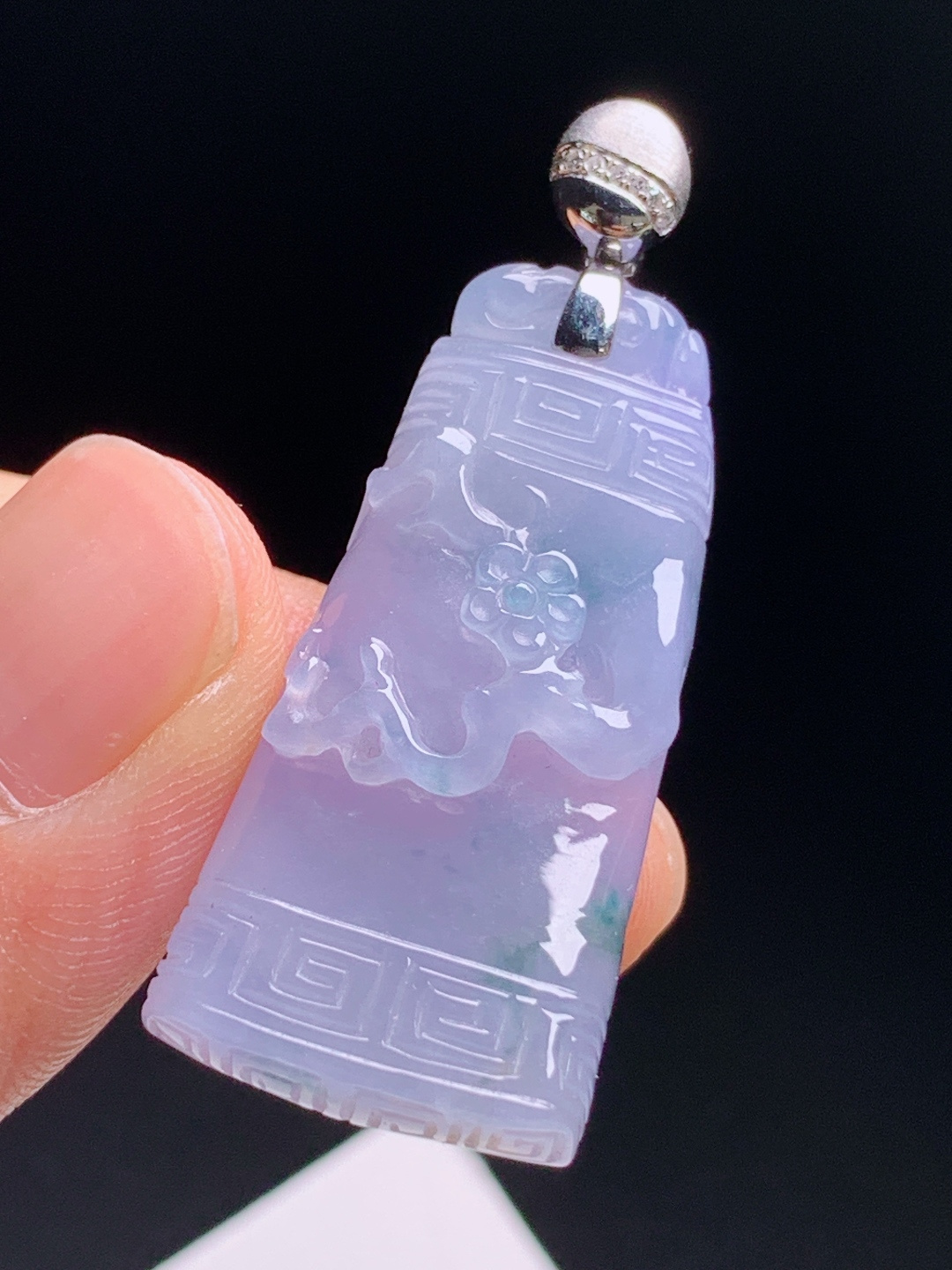 ️  浓紫飘绿梅花无事牌吊坠，紫底柔和带鲜翠，浮雕梅花古韵回纹，冰润胶感古韵雅致，梅开五福平安吉祥 裸石33.7-16.5-6.5 整体41.3 680615