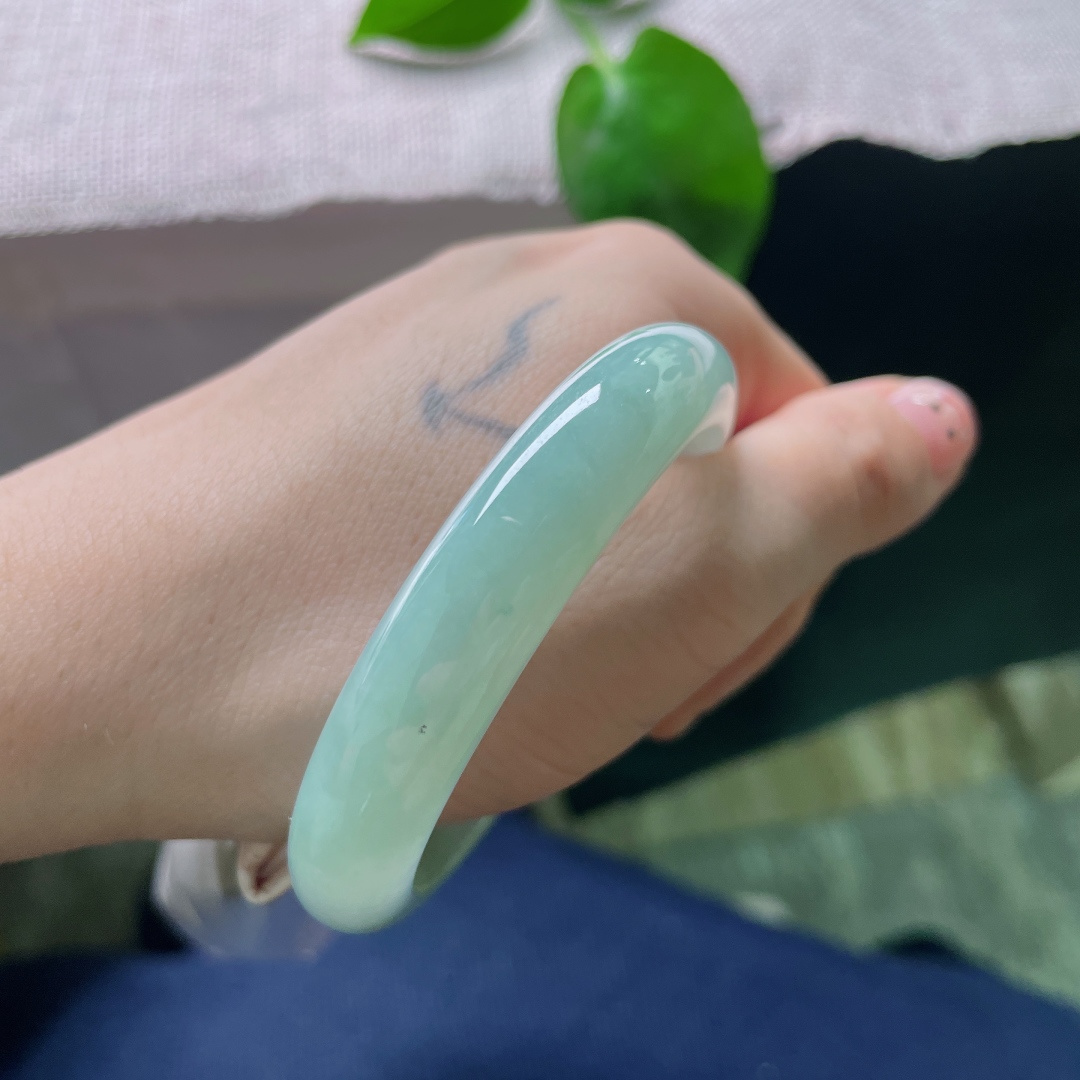 52.1/11.1/7.1，浅绿底正圈，腕间多了几分清雅之气，水润，底子细腻，无裂，ss54688a
