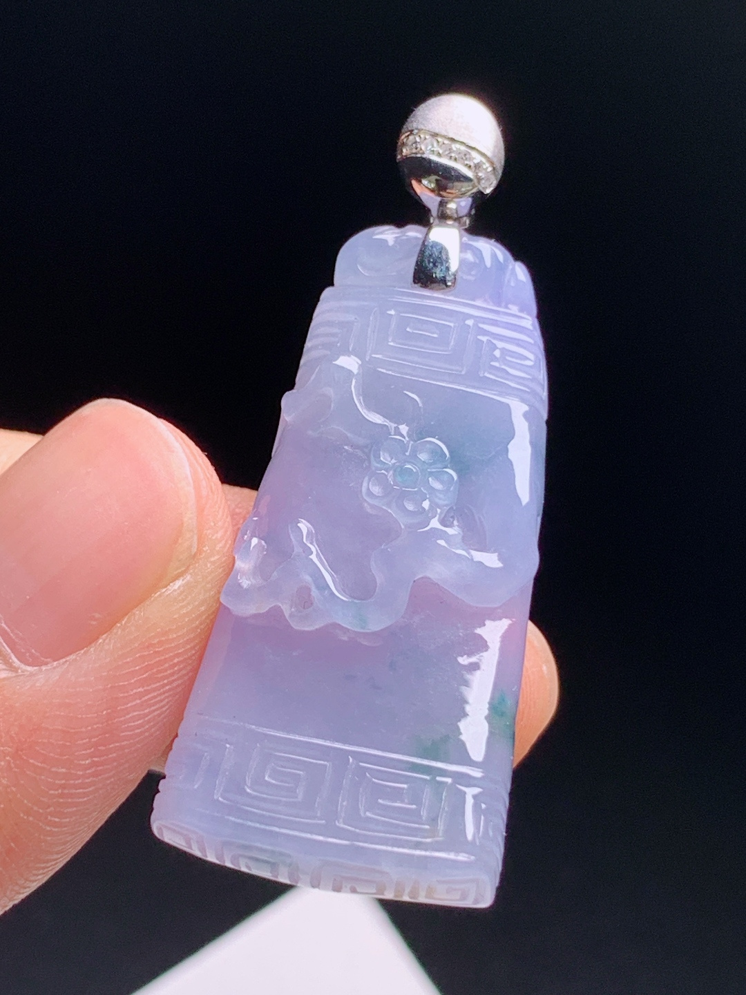 ️  浓紫飘绿梅花无事牌吊坠，紫底柔和带鲜翠，浮雕梅花古韵回纹，冰润胶感古韵雅致，梅开五福平安吉祥 裸石33.7-16.5-6.5 整体41.3 680615