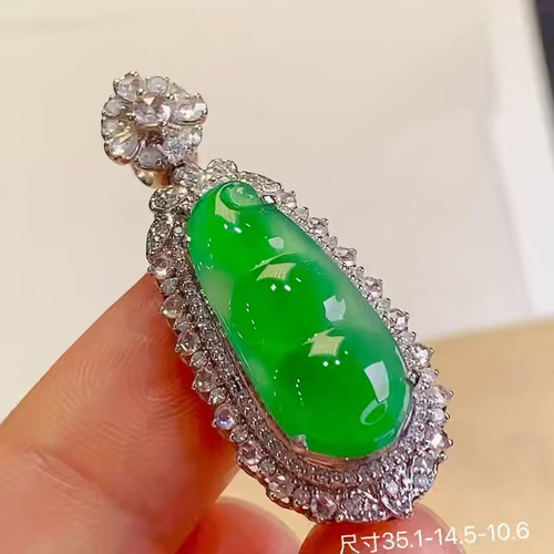 18k金+钻玻璃种阳绿福豆吊坠，种好细腻上档次，性比高，无裂，35.1-14.5-10.6