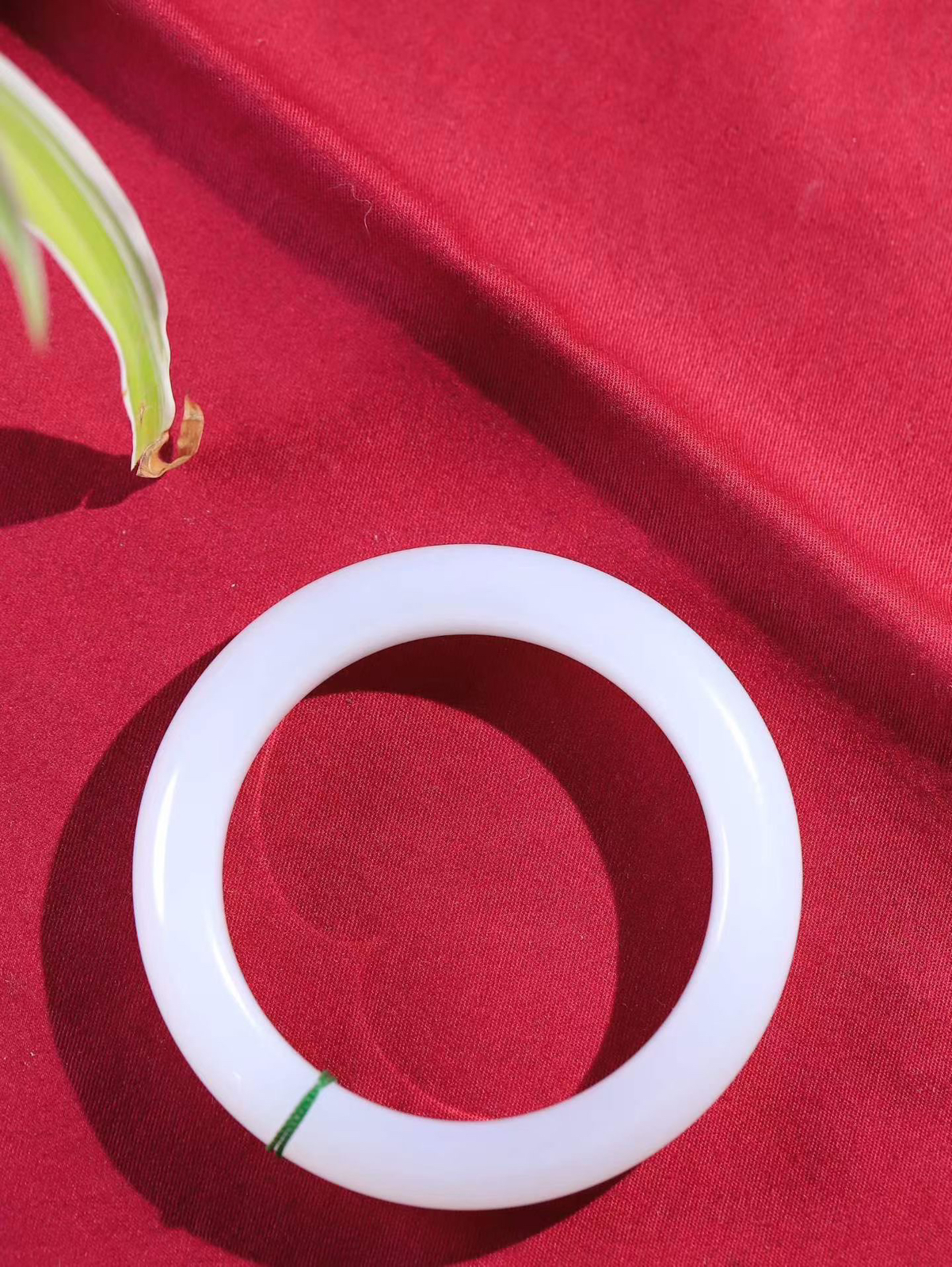 （一见倾心.手镯）

精品️和田玉白玉手镯，玉质温润细腻 油性十足 手感舒适，高华雅逸，线条流畅，简约大气，美自天成，素雅高贵。佩戴于腕间，婉约之美，举手投足间透出那低调奢华。重72.77克  内径56.5mm 尺寸13.5-10.3mm FDL-79601700