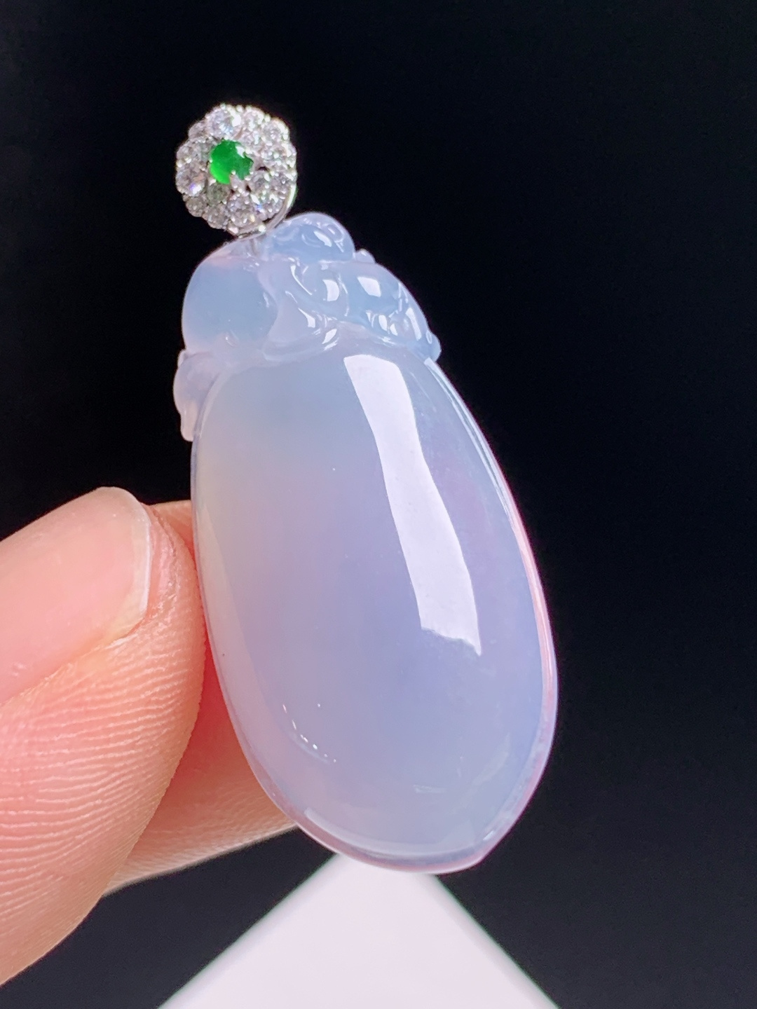 冰粉紫福瓜吊坠，胶润饱满满圈柔紫，18K金钻配正阳绿顶珠，雕瑞兽守福，寓意福气绵长平安喜乐，温柔显气