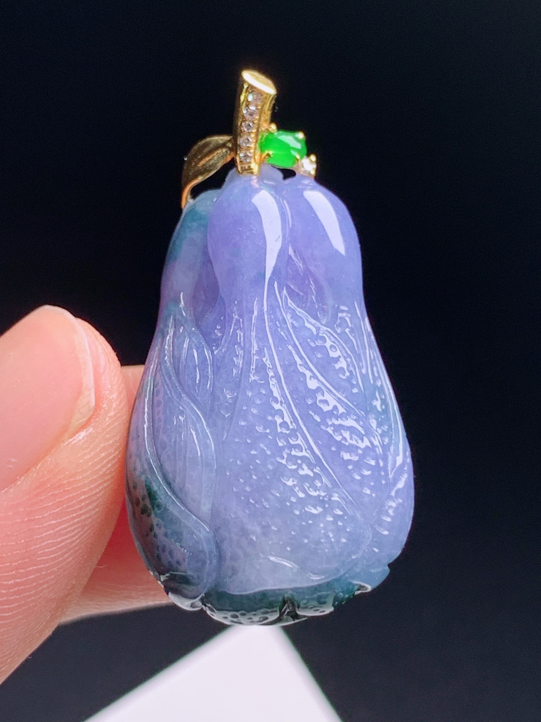 ️ 白菜吊坠，百财浓紫底色飘墨翠意境十足，胶润通透雕工细腻，金镶正阳绿顶珠点缀，温婉雅致寓意金玉满