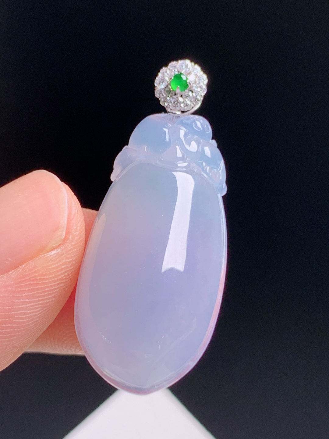 冰粉紫福瓜吊坠，胶润饱满满圈柔紫，18K金钻配正阳绿顶珠，雕瑞兽守福，寓意福气绵长平安喜乐，温柔显气质