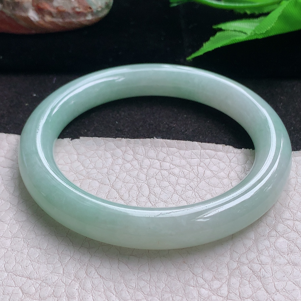 js实拍57*10美人镯 缅甸翡翠a货玉手镯 清新飘绿圆条玉手环