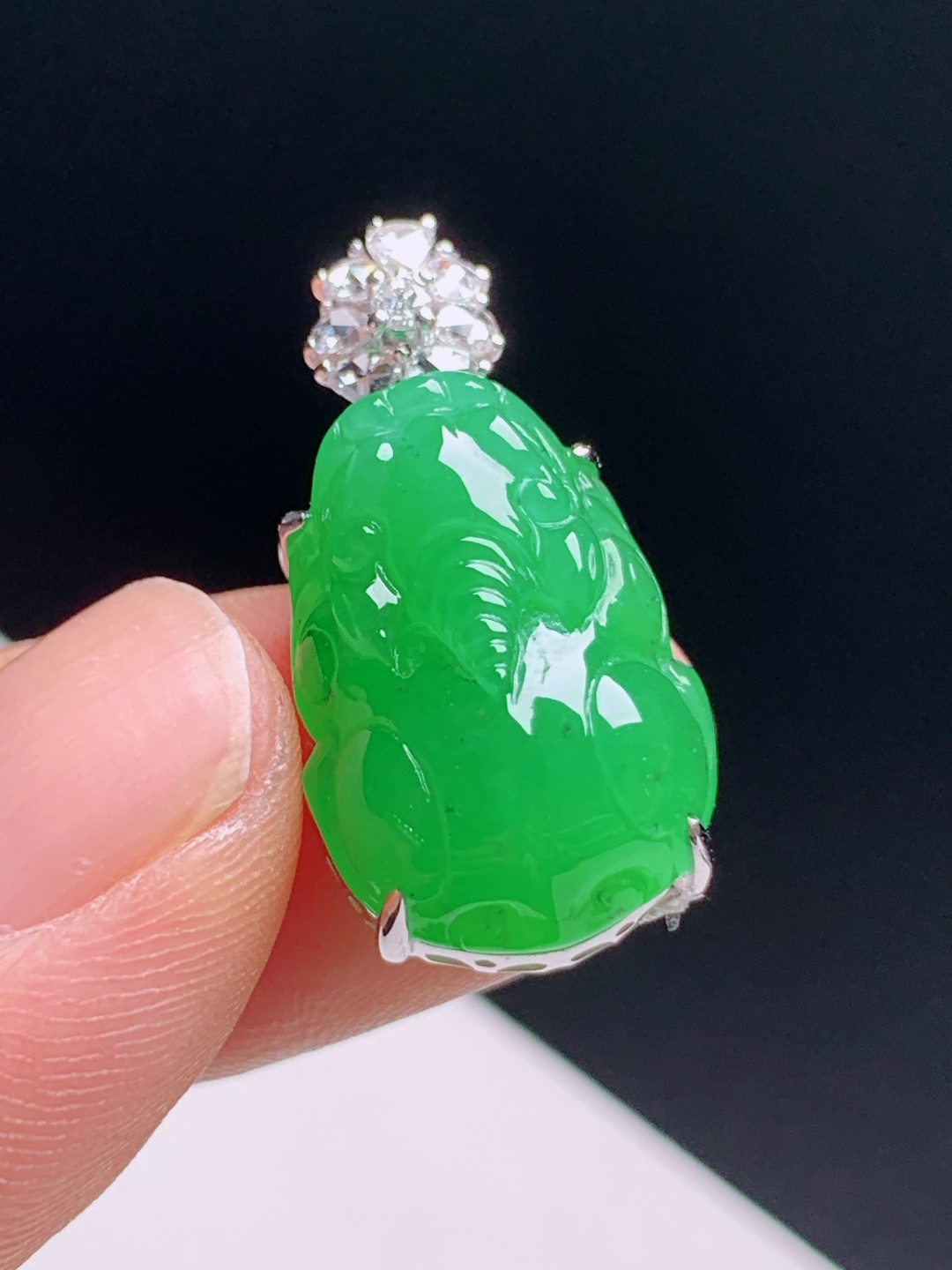 ️  阳绿貔貅吊坠，色浓水足玉质细腻，立体雕工圆润讨喜，钻石花头镶扣，寓意吉祥