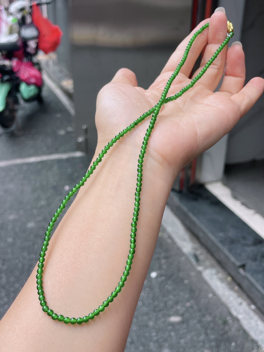冰种辣绿珠链 色泽艳丽，珠圆玉润 尺寸：3，180颗