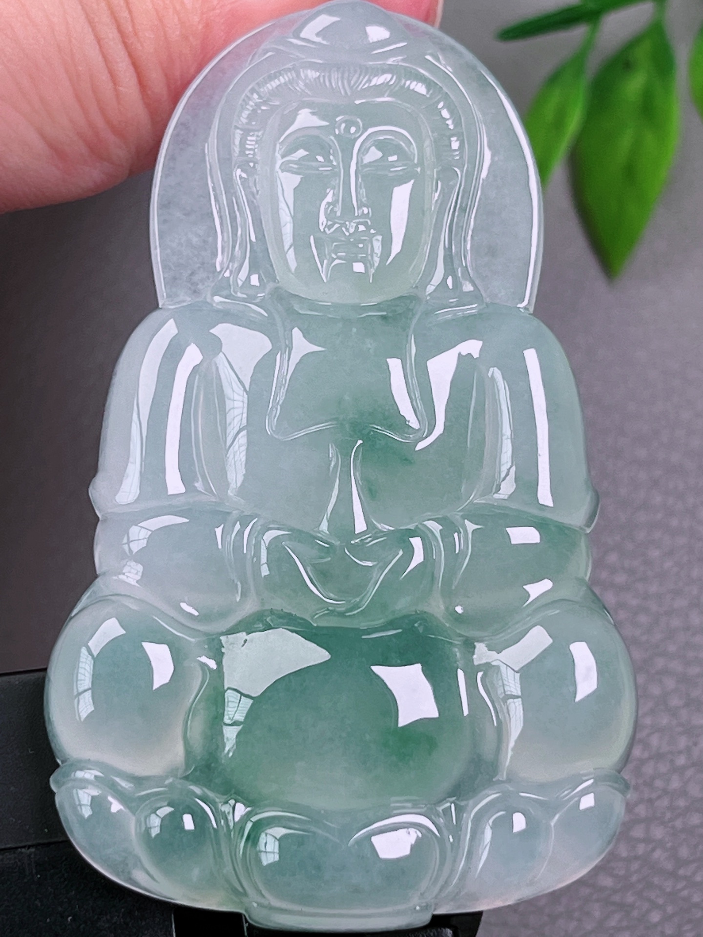 高冰种飘花超大观音，无裂，油洁醇厚，冰透水润，起荧光，尺寸：69.9-42-6.5