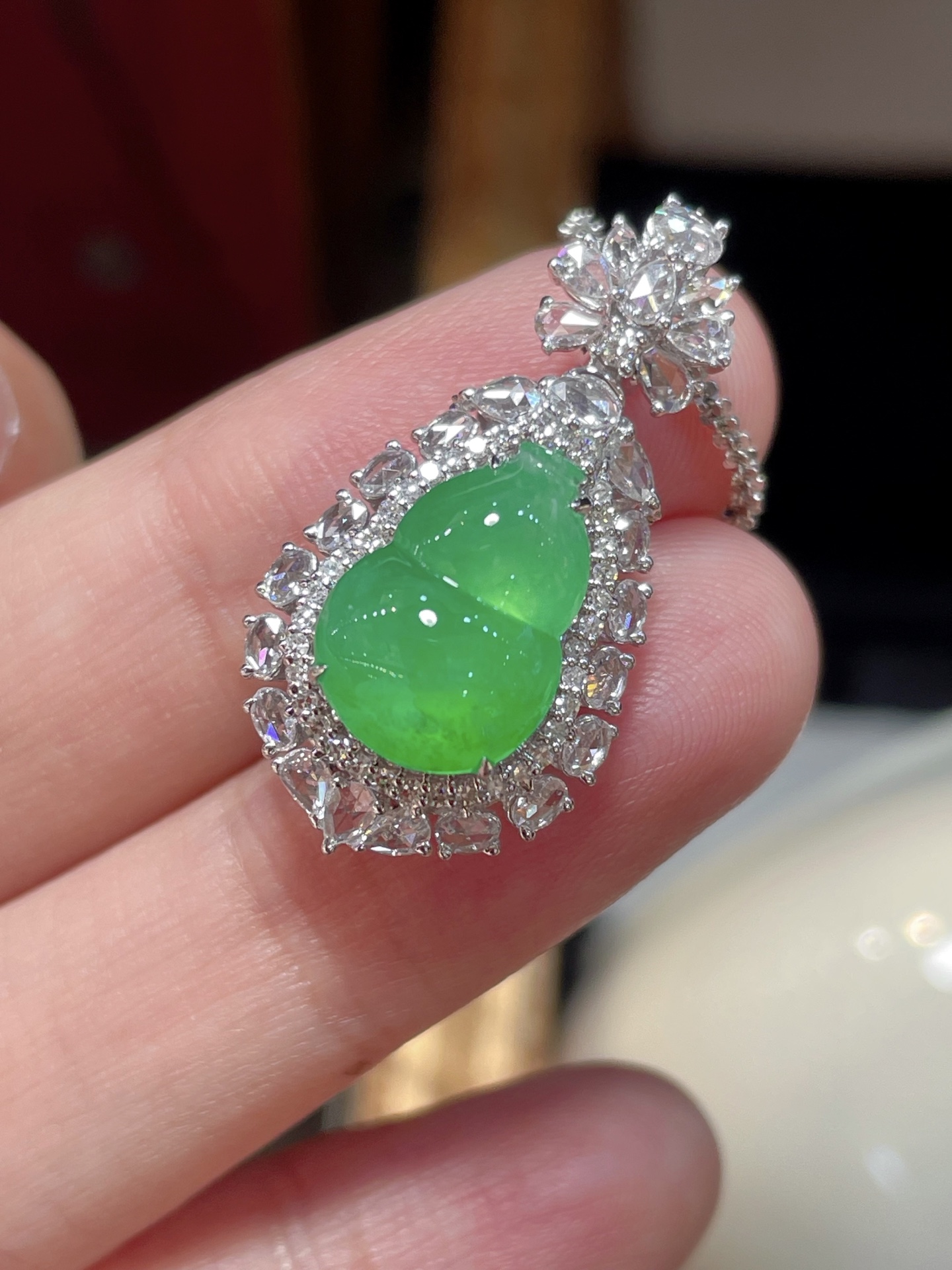 ️ 性比高 阳绿翡翠葫芦吊坠 满色，料子水润通透，种老起光。 18k金镶嵌，非常时尚好看，13.1-9.1-4.2