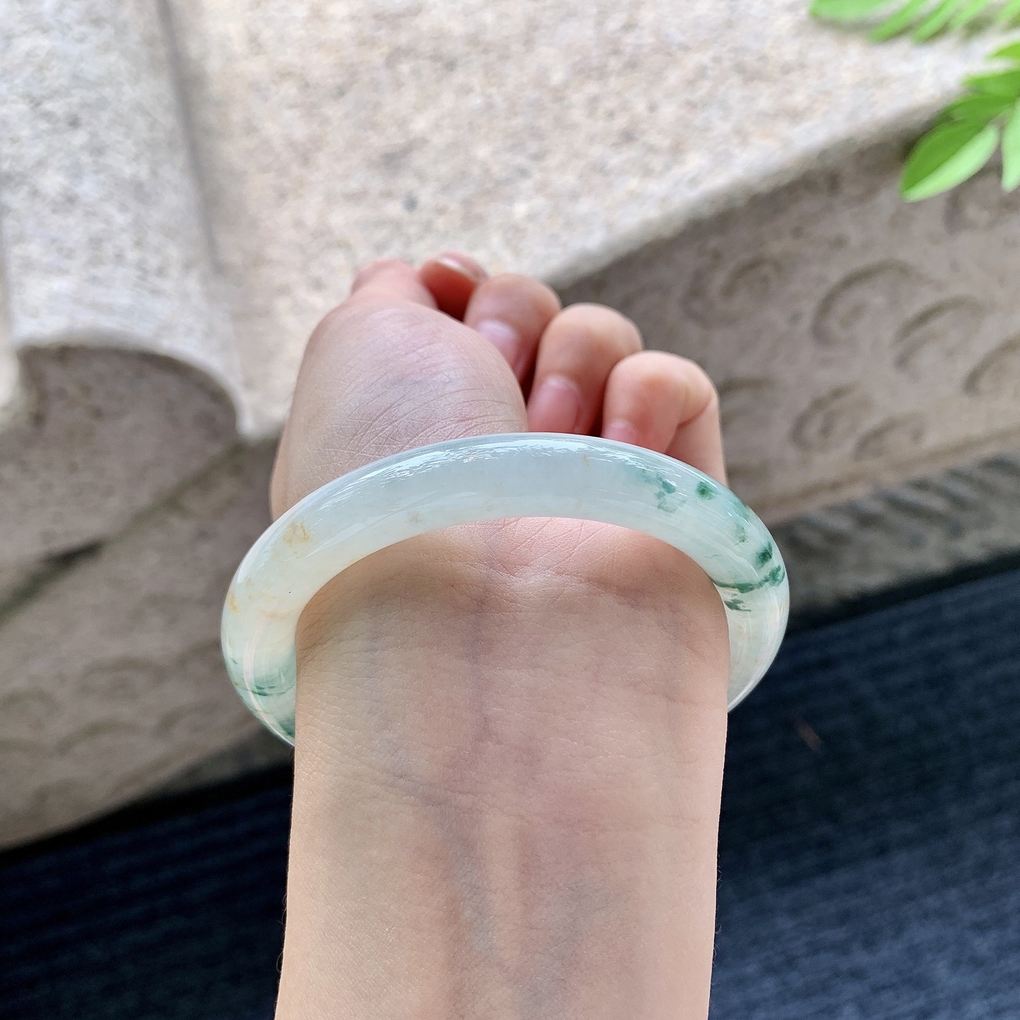 圆条54 55，【圈口】55.4/9.7/9，【编码】A1081060，【描述】细糯飘花，飘黄翡，水润，种老，细腻，无裂。
