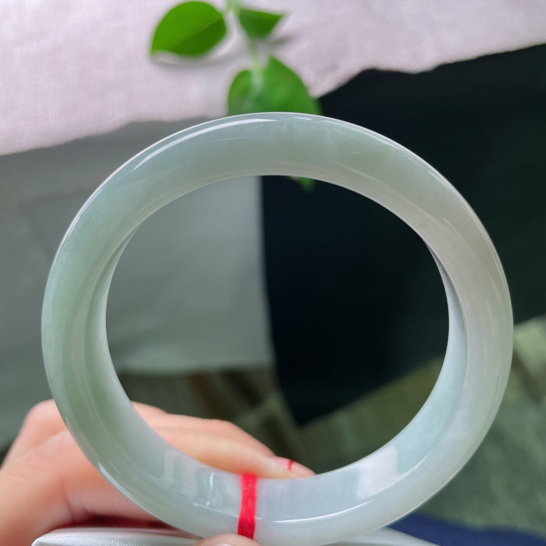 56.7/12.5/7.5，浅绿底正圈，洒金招财进宝，水润，质地温润细腻，有棉线，ss54076a