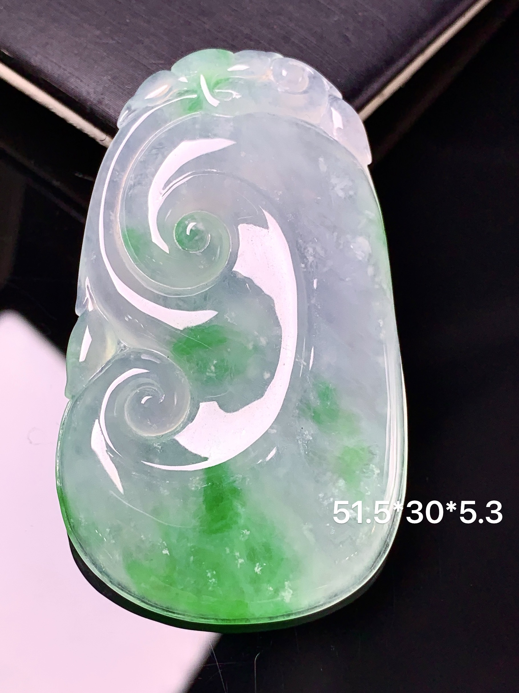 飘绿如意吊坠 玉质细腻 色泽艳丽清新 整体尺寸51.5*30*5.3 y2