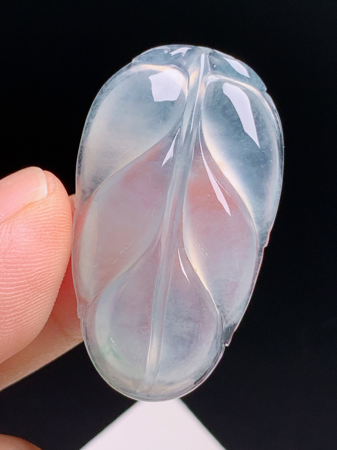 ️ 树叶，通体澄澈冰透强起荧光，线条柔和饱满，寓意金枝玉叶事业常青，简约裸石自带清冷感 裸石39.2-22.7-5.7 020615