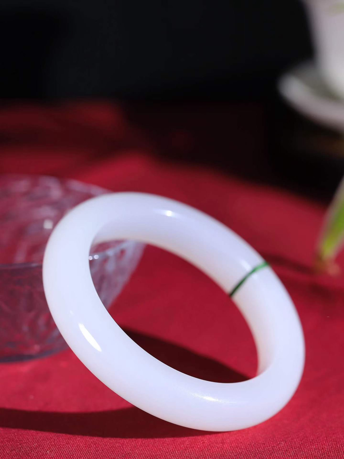 （一见倾心.手镯）

精品️和田玉白玉手镯，玉质温润细腻 油性十足 手感舒适，高华雅逸，线条流畅，简约大气，美自天成，素雅高贵。佩戴于腕间，婉约之美，举手投足间透出那低调奢华。重72.77克  内径56.5mm 尺寸13.5-10.3mm FDL-79601700