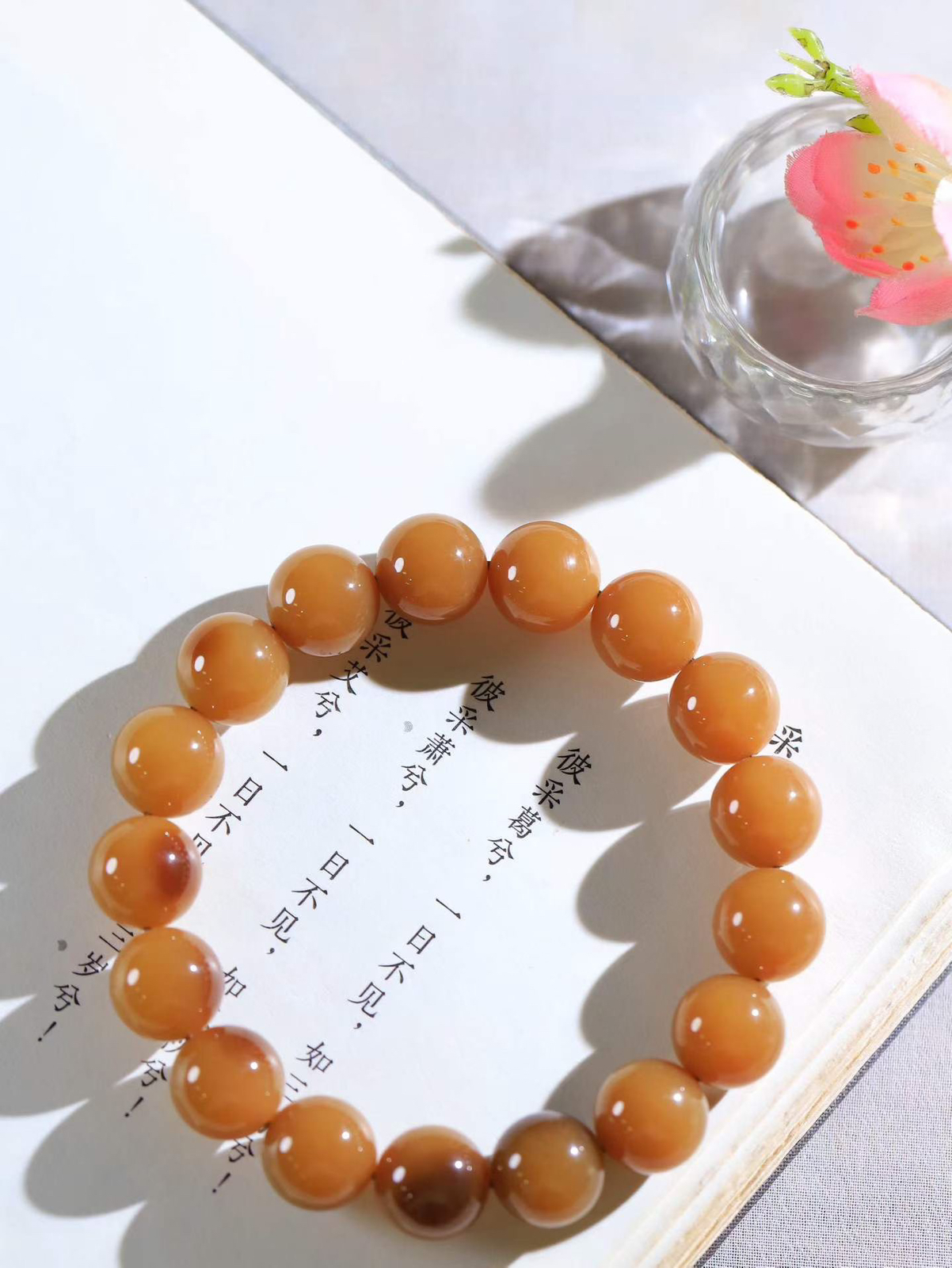 【珠圆玉润.手串】

精品️和田玉糖玉珠圆玉润手串 玉质温润细腻  整串打磨圆润，佩戴舒适。珠珠落玉盘，间关莺语花底滑，一生美好时光，无论身在何处，都有它相伴相守。事事顺遂，幸福美满，吉祥如意。重44.81克 尺寸取一12mm FDL-16601613