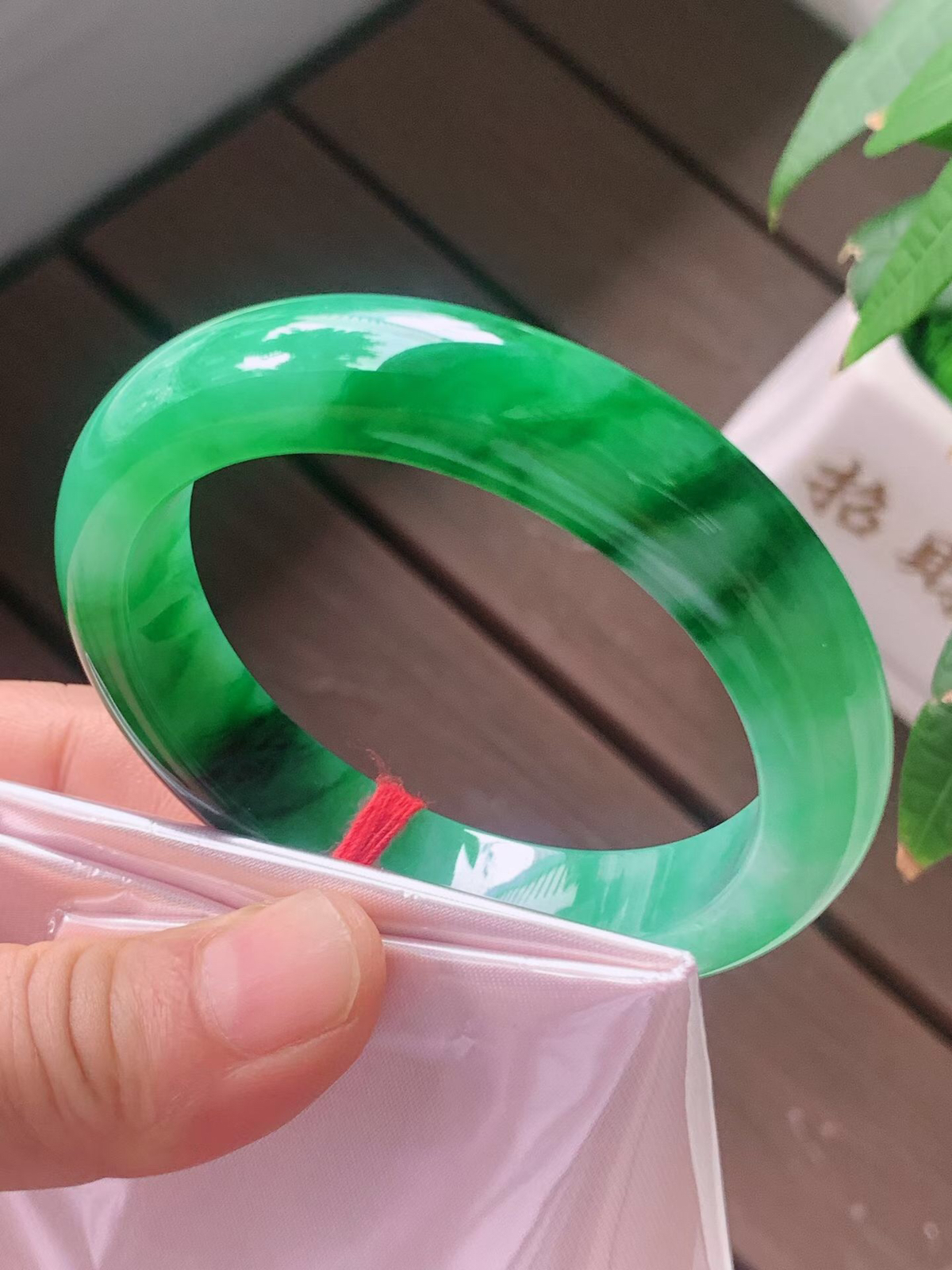 【翡翠名称】老坑种冰飘花54.5正圈口手镯
【翡翠尺寸】54.5/12.5/8.7mm适合53.5-