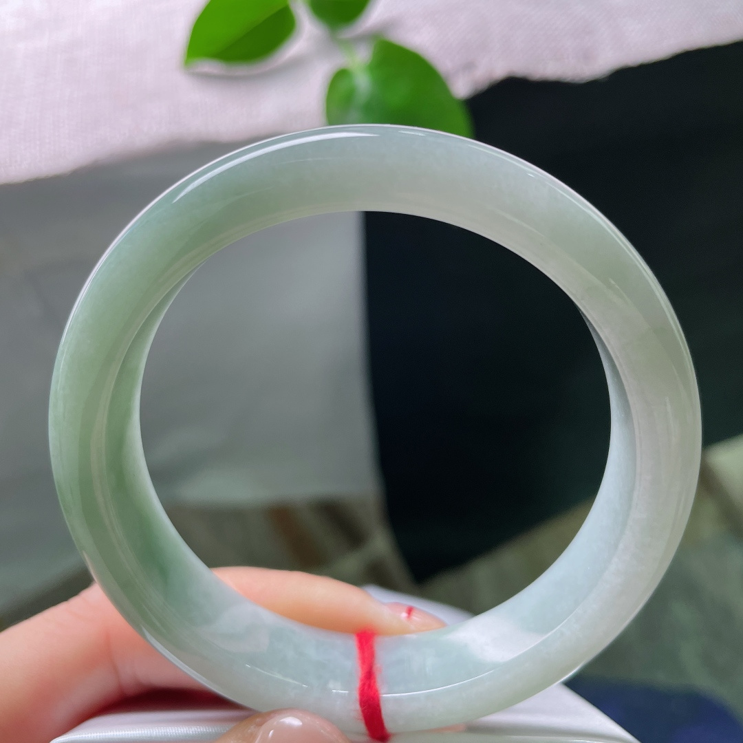 57.8/12.6/7.9，淡绿底正圈，肉质细腻干净，水润，佩戴温婉贤淑，干净，皮纹，ss54218a