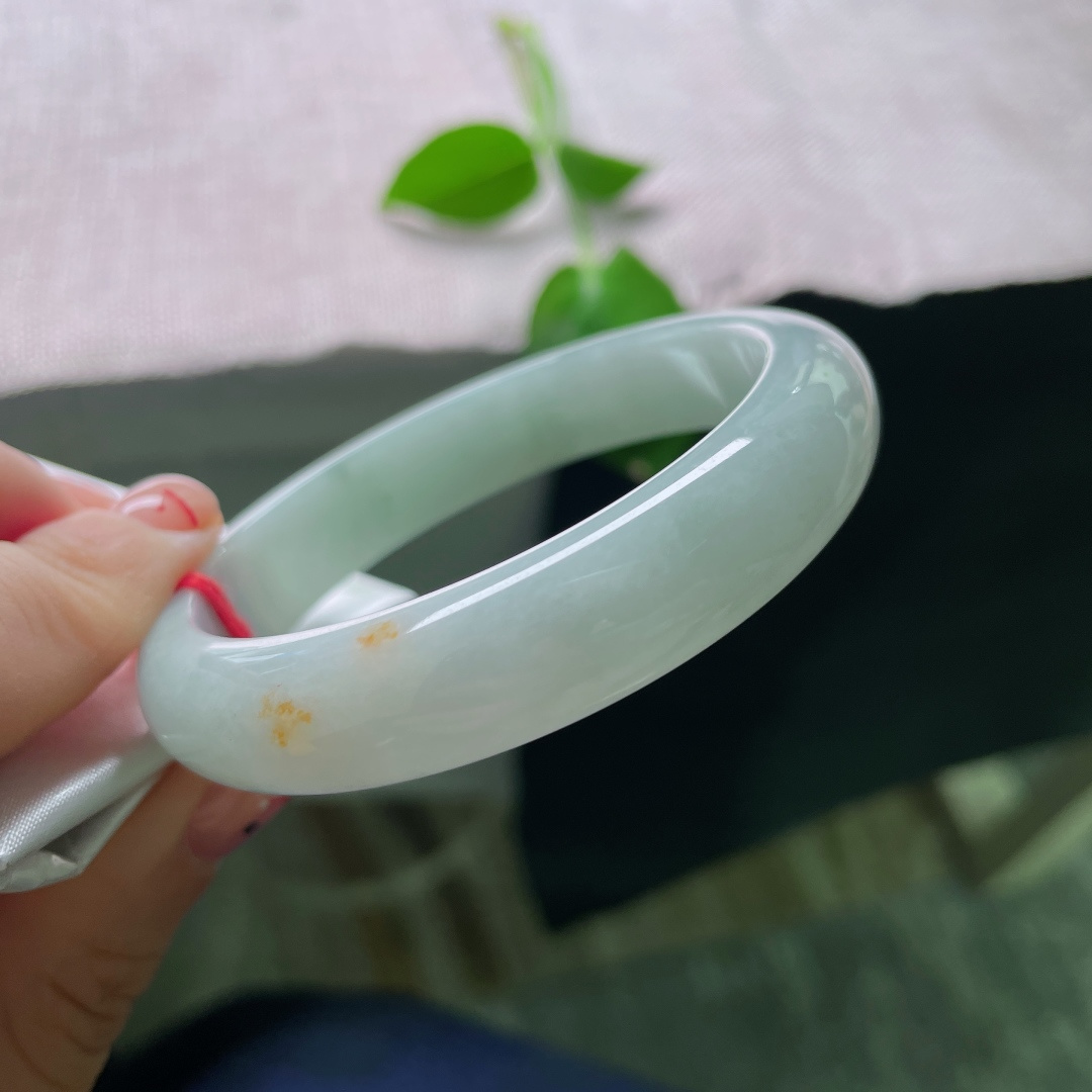 56.7/12.5/7.5，浅绿底正圈，洒金招财进宝，水润，质地温润细腻，有棉线，ss54076a