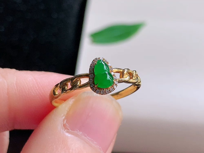 ️ 18K金伴钻满绿葫芦戒指，尺寸5.2-3.6-1.0mm，圈口14，包A附证书