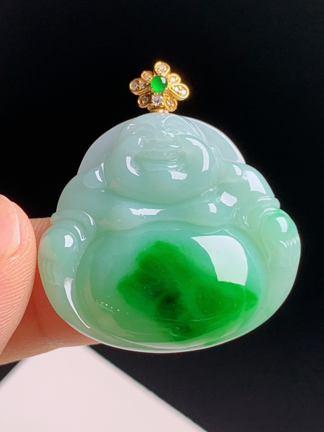 冰飘绿佛公吊坠，底妆浅青腹藏辣阳绿，种水细腻油润，18K金绿宝镶扣，笑口常开纳福挡煞，上身贵气大方 