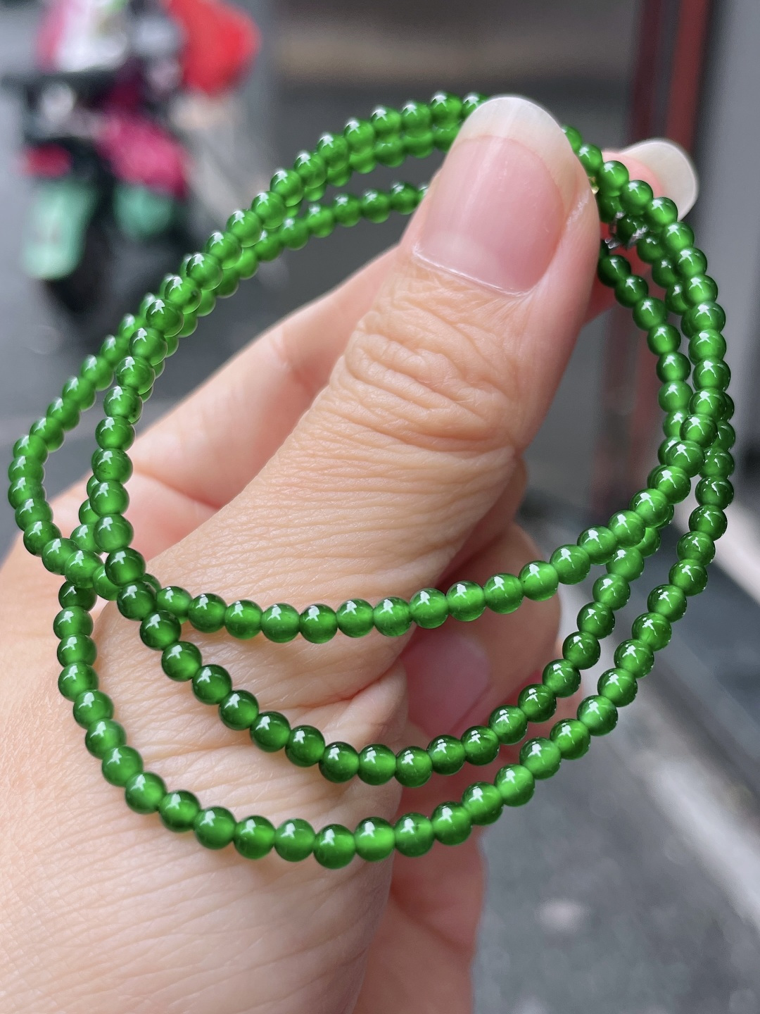 冰种辣绿珠链 色泽艳丽，珠圆玉润 尺寸：3，180颗