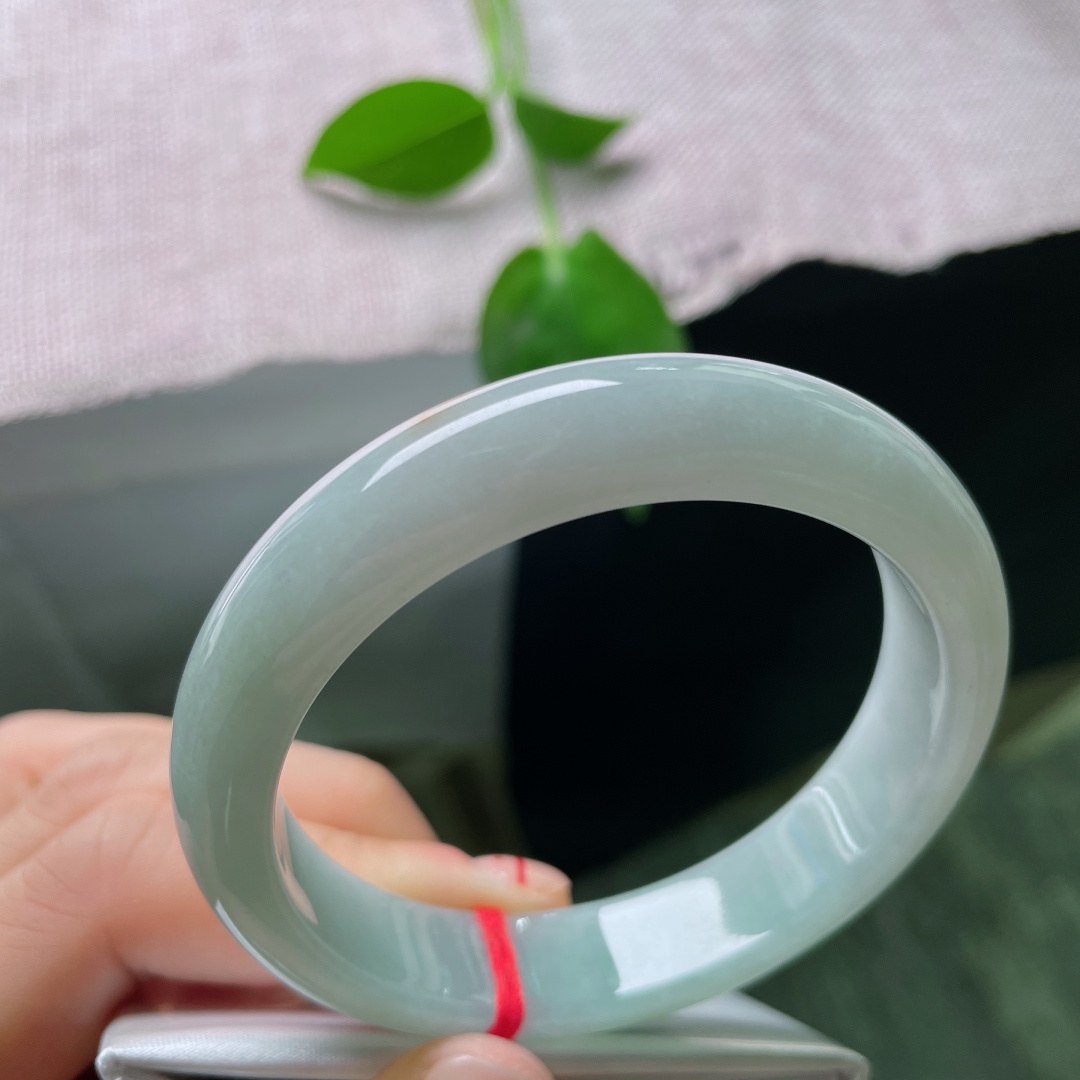 56.7/12.5/7.5，浅绿底正圈，洒金招财进宝，水润，质地温润细腻，有棉线，ss54076a